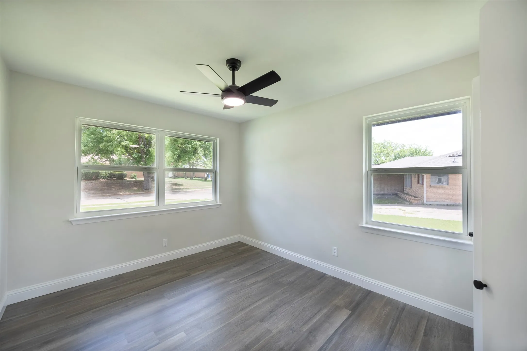 Single Family Residence For Sale in Ellis County , 536 Lakeshore Drive, Ennis, Texas 75119, 3 Bedroom, 2 Bathroom, 2 Garage spaces, 1,441 Sqft, built in 1959, mls#21244117, Real Estate Agent in Ennis, Homes For Sale in Ellis county, Homes For Sale in Ennis, Realtor in Ennis Texas, Real Estate Brokerage Independent Realty Texas, Luminita Cordes Realtor