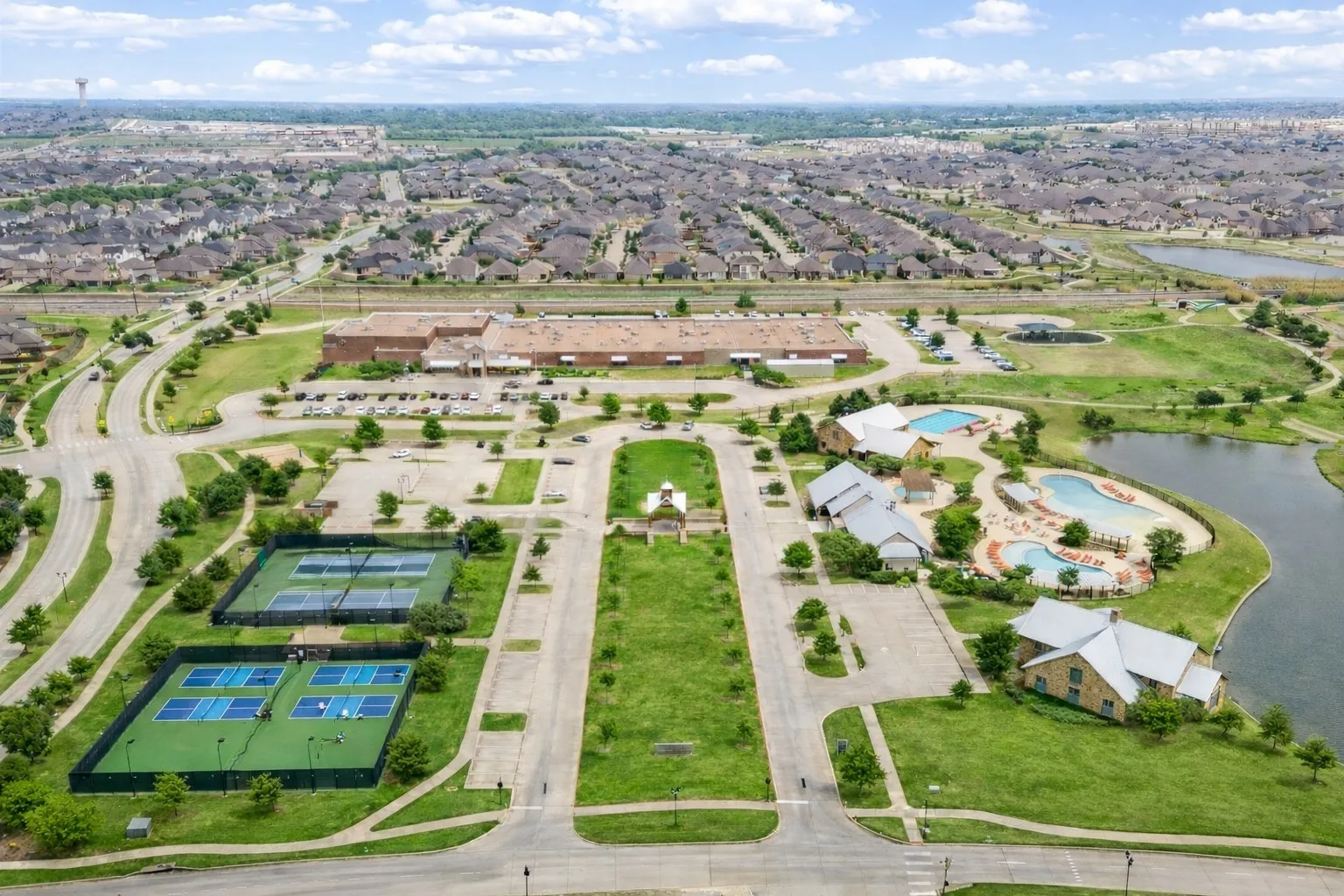 Single Family Residence For Sale in Collin County , 1401 Ellicott Drive, Celina, Texas 75009, 4 Bedroom, 5 Bathroom, 3 Garage spaces, 4,062 Sqft, built in 2017, Preowned, mls#21243571, Real Estate Agent in Celina, Homes For Sale in Collin county, Homes For Sale in Celina, Realtor in Celina Texas, Real Estate Brokerage Independent Realty Texas, Luminita Cordes Realtor