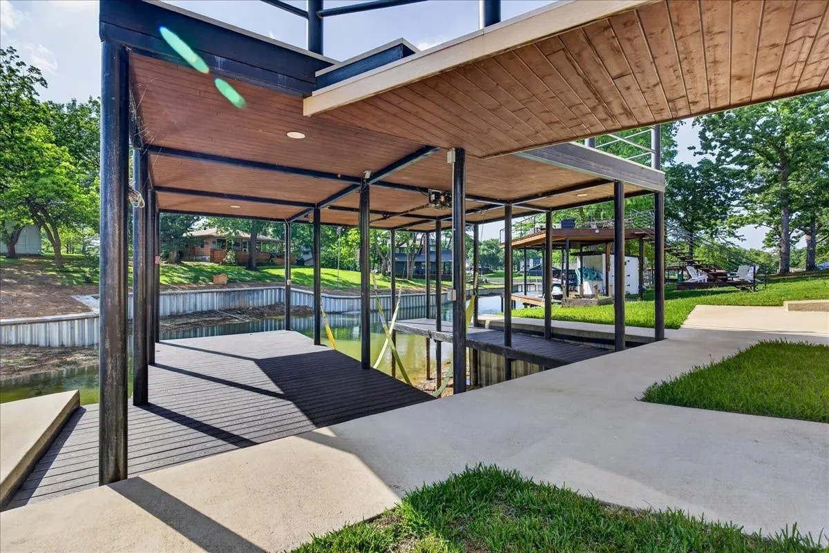 Boat house can accommodate either pontoon or v-haul
