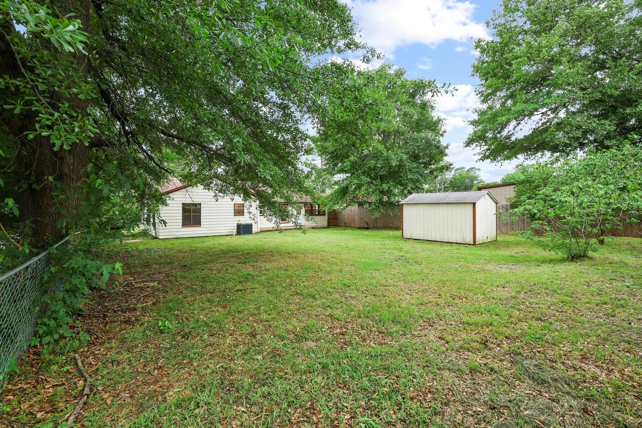 Single Family Residence For Sale in Grayson County , 2401 Sunset Street, Denison, Texas 75020, 4 Bedroom, 2 Bathroom, Garage spaces, 1,545 Sqft, built in 1950, Preowned, mls#21243740, Real Estate Agent in Denison, Homes For Sale in Grayson county, Homes For Sale in Denison, Realtor in Denison Texas, Real Estate Brokerage Independent Realty Texas, Luminita Cordes Realtor