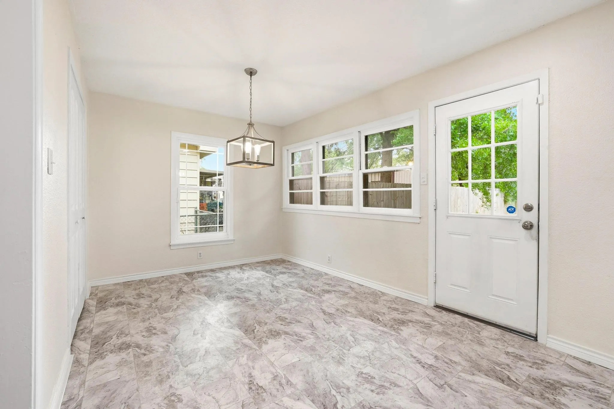 Single Family Residence For Sale in Grayson County , 2401 Sunset Street, Denison, Texas 75020, 4 Bedroom, 2 Bathroom, Garage spaces, 1,545 Sqft, built in 1950, Preowned, mls#21243740, Real Estate Agent in Denison, Homes For Sale in Grayson county, Homes For Sale in Denison, Realtor in Denison Texas, Real Estate Brokerage Independent Realty Texas, Luminita Cordes Realtor