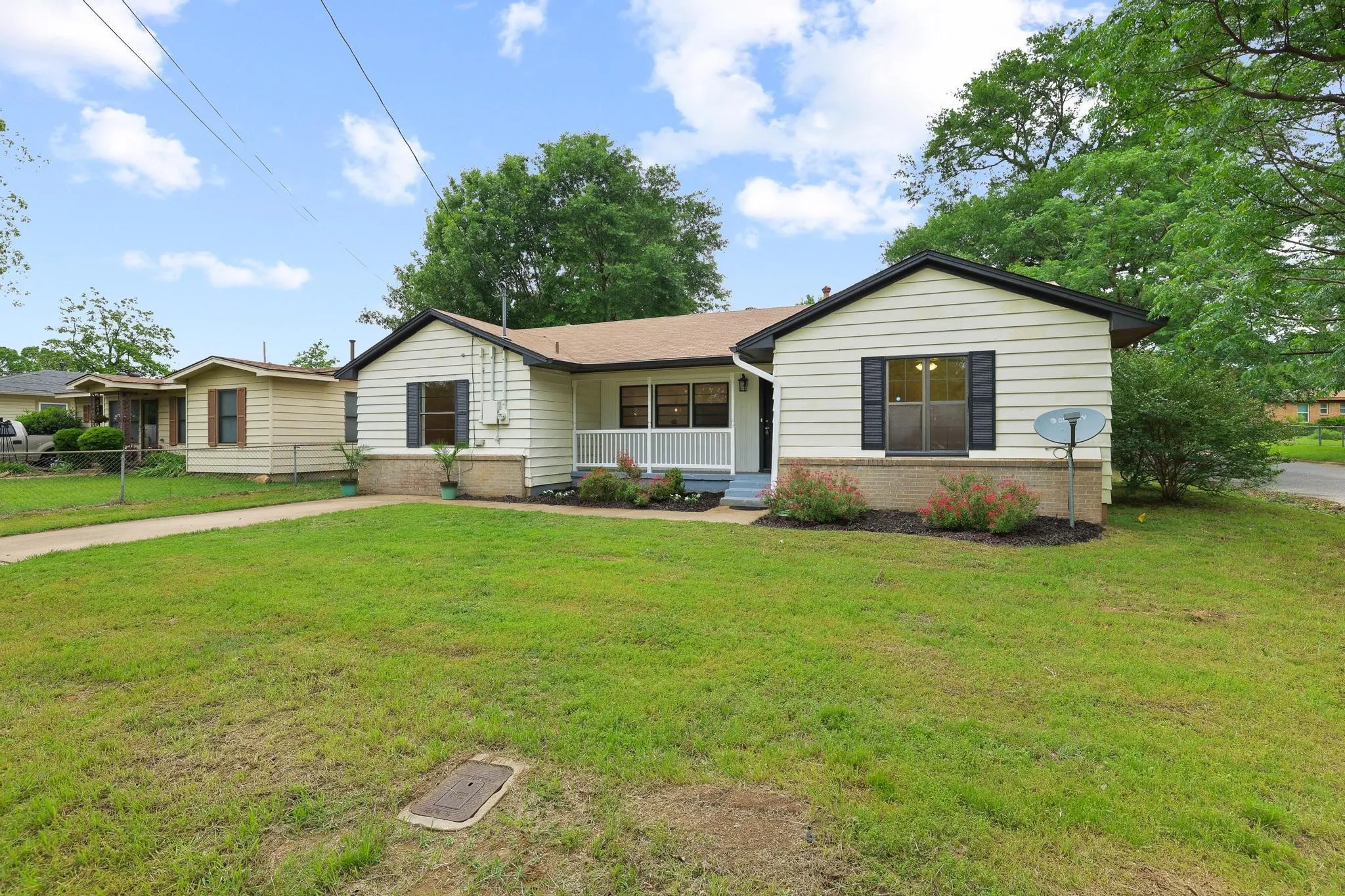 Single Family Residence For Sale in Grayson County , 2401 Sunset Street, Denison, Texas 75020, 4 Bedroom, 2 Bathroom, Garage spaces, 1,545 Sqft, built in 1950, Preowned, mls#21243740, Real Estate Agent in Denison, Homes For Sale in Grayson county, Homes For Sale in Denison, Realtor in Denison Texas, Real Estate Brokerage Independent Realty Texas, Luminita Cordes Realtor