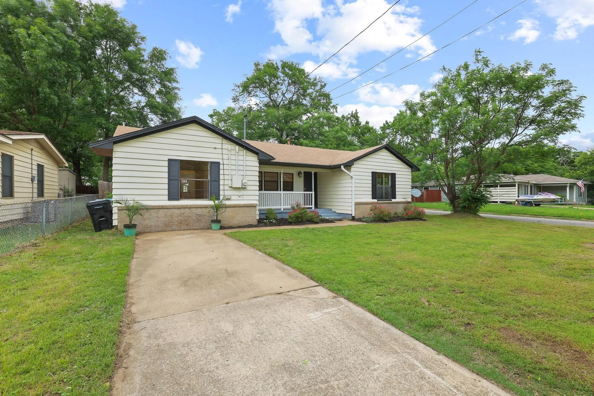 Single Family Residence For Sale in Grayson County , 2401 Sunset Street, Denison, Texas 75020, 4 Bedroom, 2 Bathroom, Garage spaces, 1,545 Sqft, built in 1950, Preowned, mls#21243740, Real Estate Agent in Denison, Homes For Sale in Grayson county, Homes For Sale in Denison, Realtor in Denison Texas, Real Estate Brokerage Independent Realty Texas, Luminita Cordes Realtor