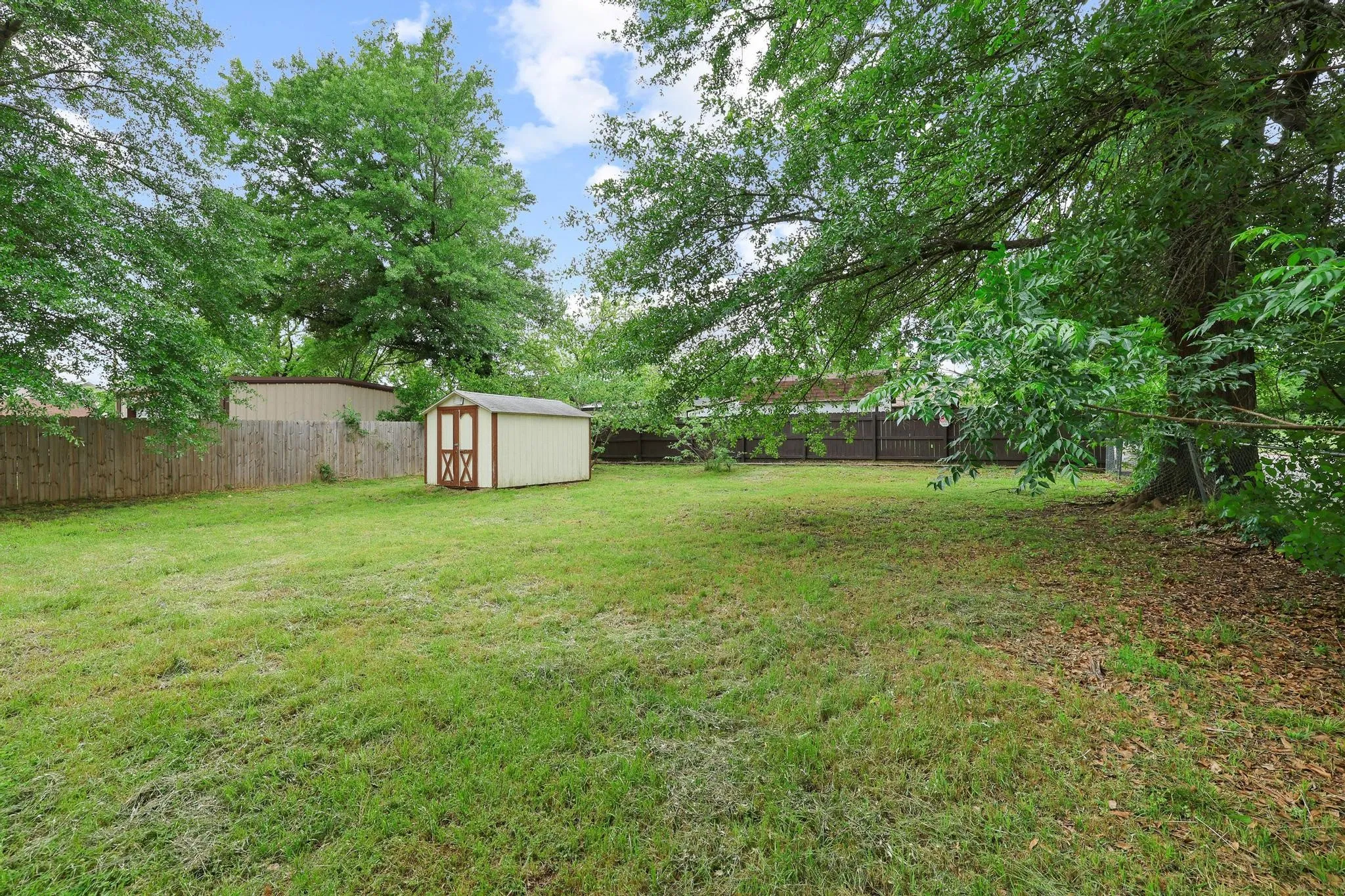 Single Family Residence For Sale in Grayson County , 2401 Sunset Street, Denison, Texas 75020, 4 Bedroom, 2 Bathroom, Garage spaces, 1,545 Sqft, built in 1950, Preowned, mls#21243740, Real Estate Agent in Denison, Homes For Sale in Grayson county, Homes For Sale in Denison, Realtor in Denison Texas, Real Estate Brokerage Independent Realty Texas, Luminita Cordes Realtor