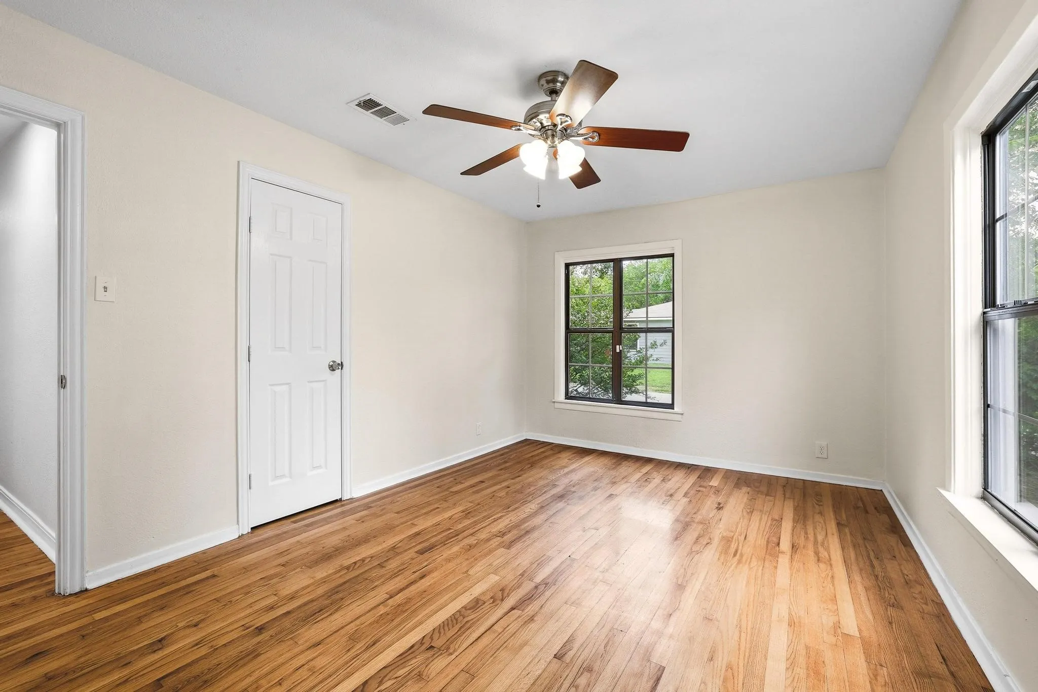 Single Family Residence For Sale in Grayson County , 2401 Sunset Street, Denison, Texas 75020, 4 Bedroom, 2 Bathroom, Garage spaces, 1,545 Sqft, built in 1950, Preowned, mls#21243740, Real Estate Agent in Denison, Homes For Sale in Grayson county, Homes For Sale in Denison, Realtor in Denison Texas, Real Estate Brokerage Independent Realty Texas, Luminita Cordes Realtor