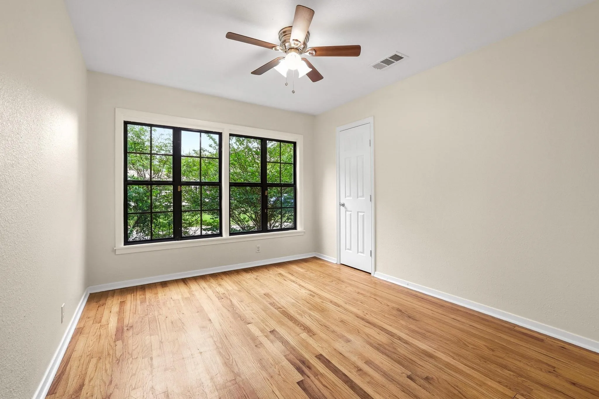 Single Family Residence For Sale in Grayson County , 2401 Sunset Street, Denison, Texas 75020, 4 Bedroom, 2 Bathroom, Garage spaces, 1,545 Sqft, built in 1950, Preowned, mls#21243740, Real Estate Agent in Denison, Homes For Sale in Grayson county, Homes For Sale in Denison, Realtor in Denison Texas, Real Estate Brokerage Independent Realty Texas, Luminita Cordes Realtor
