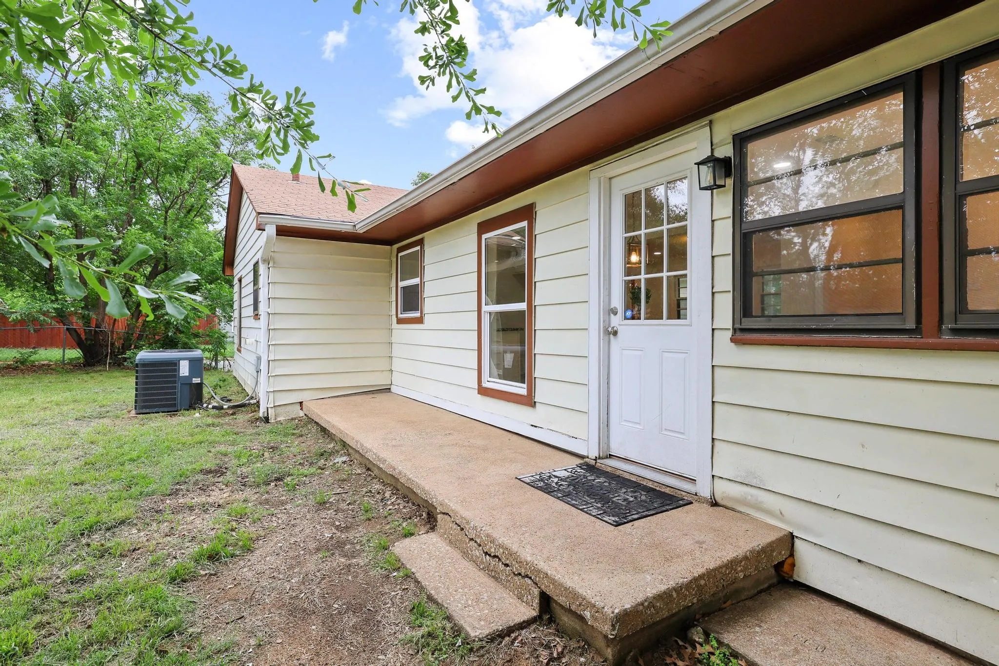 Single Family Residence For Sale in Grayson County , 2401 Sunset Street, Denison, Texas 75020, 4 Bedroom, 2 Bathroom, Garage spaces, 1,545 Sqft, built in 1950, Preowned, mls#21243740, Real Estate Agent in Denison, Homes For Sale in Grayson county, Homes For Sale in Denison, Realtor in Denison Texas, Real Estate Brokerage Independent Realty Texas, Luminita Cordes Realtor