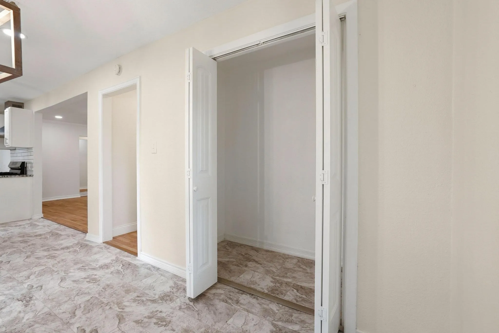 Single Family Residence For Sale in Grayson County , 2401 Sunset Street, Denison, Texas 75020, 4 Bedroom, 2 Bathroom, Garage spaces, 1,545 Sqft, built in 1950, Preowned, mls#21243740, Real Estate Agent in Denison, Homes For Sale in Grayson county, Homes For Sale in Denison, Realtor in Denison Texas, Real Estate Brokerage Independent Realty Texas, Luminita Cordes Realtor