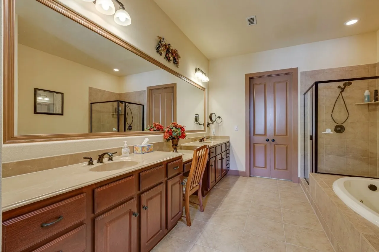 Condominium For Sale in Dallas County , 6631 Via Positano 202, Irving, Texas 75039, 2 Bedrooms, 3 Bathrooms, 2 Garage spaces, 1,977 Sqft, built in 2007, Preowned, Price $444,900, mls#21243838, Real Estate Agent in Irving, Homes For Sale in Dallas county, Homes For Sale in Irving, Realtor in Irving Texas, Real Estate Brokerage Independent Realty Texas, Luminita Cordes Realtor