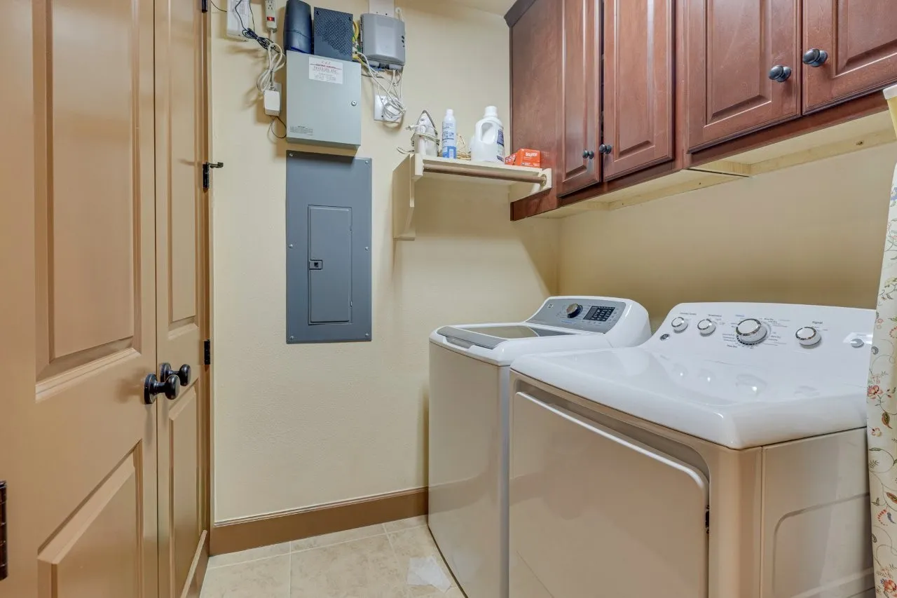 Condominium For Sale in Dallas County , 6631 Via Positano 202, Irving, Texas 75039, 2 Bedrooms, 3 Bathrooms, 2 Garage spaces, 1,977 Sqft, built in 2007, Preowned, Price $444,900, mls#21243838, Real Estate Agent in Irving, Homes For Sale in Dallas county, Homes For Sale in Irving, Realtor in Irving Texas, Real Estate Brokerage Independent Realty Texas, Luminita Cordes Realtor