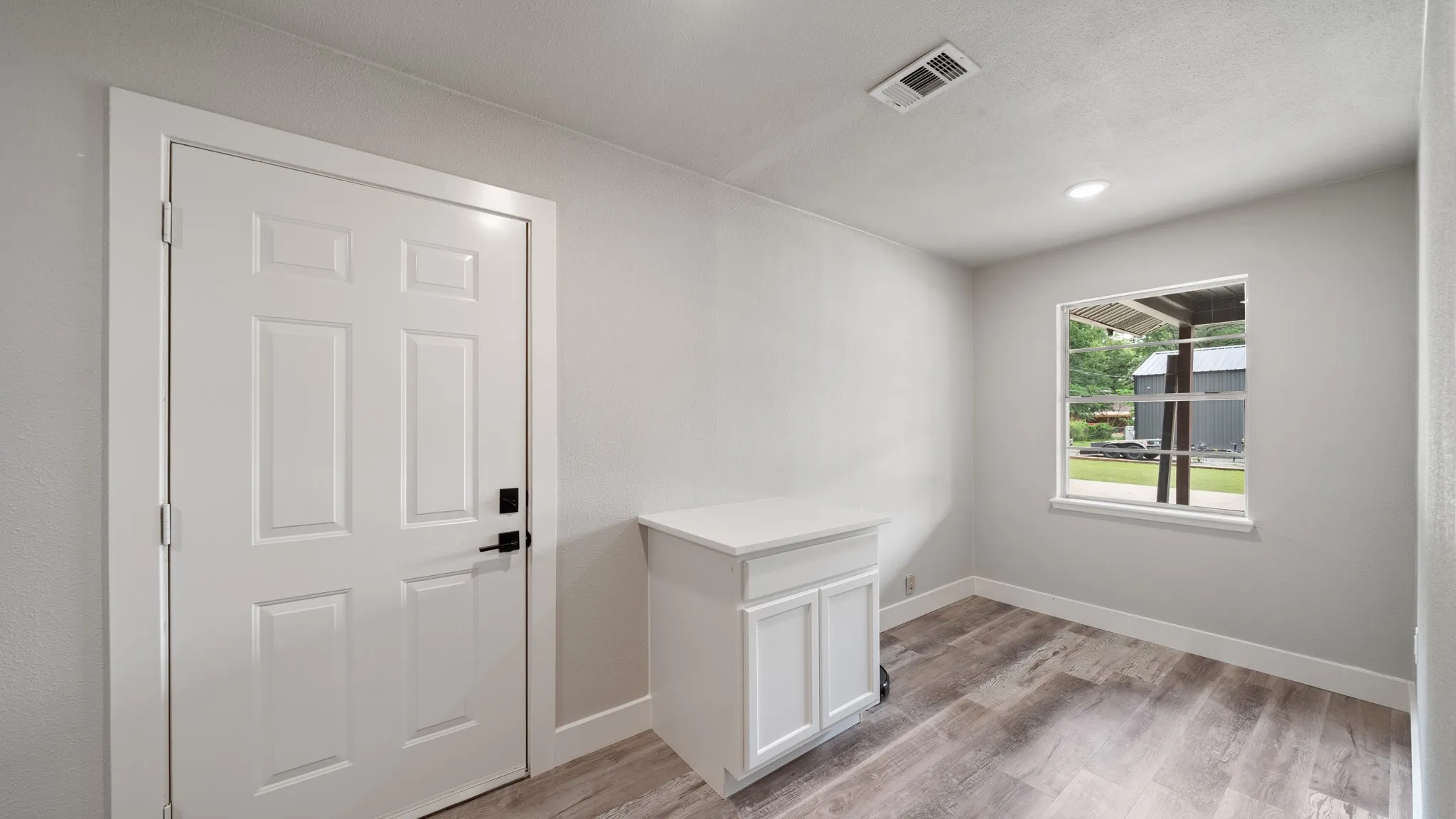 Single Family Residence For Sale in Henderson County , 129 King Arthur Road, Mabank, Texas 75156, 3 Bedroom, 4 Bathroom, 2 Garage spaces, 1,834 Sqft, built in 1979, mls#21178958, Real Estate Agent in Mabank, Homes For Sale in Henderson county, Homes For Sale in Mabank, Realtor in Mabank Texas, Real Estate Brokerage Independent Realty Texas, Luminita Cordes Realtor