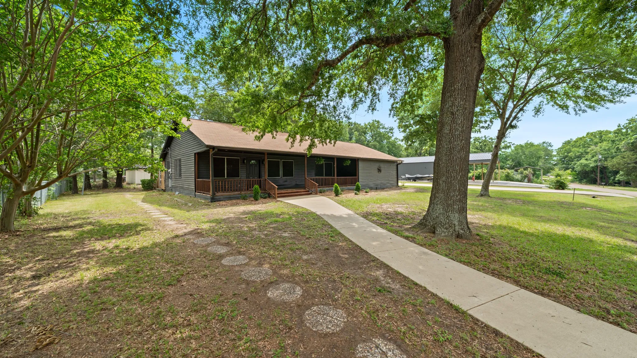 Single Family Residence For Sale in Henderson County , 129 King Arthur Road, Mabank, Texas 75156, 3 Bedroom, 4 Bathroom, 2 Garage spaces, 1,834 Sqft, built in 1979, mls#21178958, Real Estate Agent in Mabank, Homes For Sale in Henderson county, Homes For Sale in Mabank, Realtor in Mabank Texas, Real Estate Brokerage Independent Realty Texas, Luminita Cordes Realtor