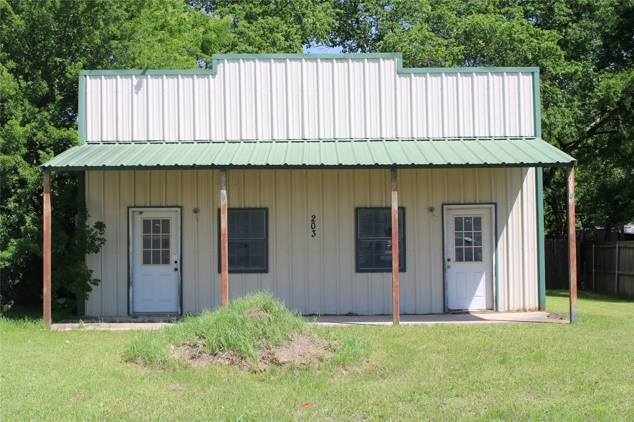 Retail For Sale in Kaufman County , 203 E Grove Street, Kaufman, Texas 75142, 0, 0, Garage spaces, 0 Sqft, built in 2000, Preowned, mls#21240129, Real Estate Agent in Kaufman, Homes For Sale in Kaufman county, Homes For Sale in Kaufman, Realtor in Kaufman Texas, Real Estate Brokerage Independent Realty Texas, Luminita Cordes Realtor