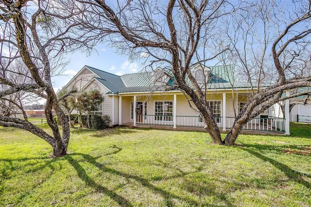 Single Family Residence For Sale in Parker County , 1930 Old Mineral Wells Highway, Weatherford, Texas 76088, 3 Bedroom, 2 Bathroom, 3 Garage spaces, 2,151 Sqft, built in 2001, Preowned, mls#21243941, Real Estate Agent in Weatherford, Homes For Sale in Parker county, Homes For Sale in Weatherford, Realtor in Weatherford Texas, Real Estate Brokerage Independent Realty Texas, Luminita Cordes Realtor