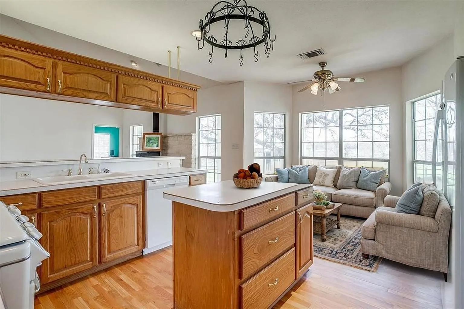 Single Family Residence For Sale in Parker County , 1930 Old Mineral Wells Highway, Weatherford, Texas 76088, 3 Bedroom, 2 Bathroom, 3 Garage spaces, 2,151 Sqft, built in 2001, Preowned, mls#21243941, Real Estate Agent in Weatherford, Homes For Sale in Parker county, Homes For Sale in Weatherford, Realtor in Weatherford Texas, Real Estate Brokerage Independent Realty Texas, Luminita Cordes Realtor