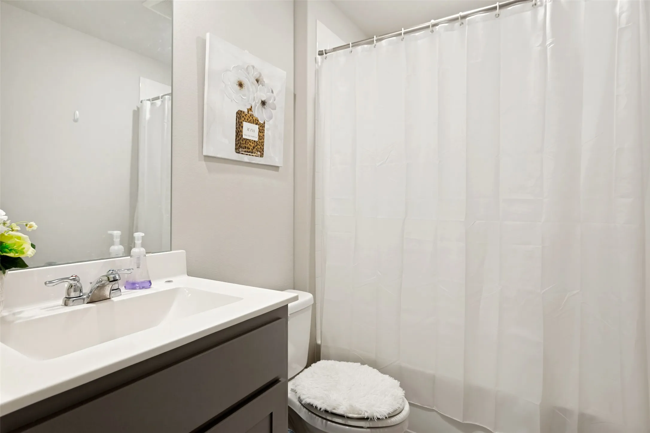 Second bathroom with tub