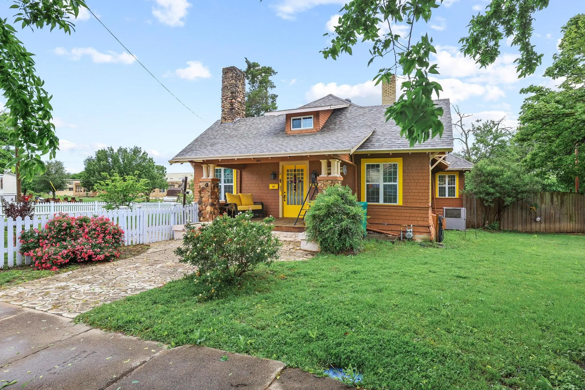 Single Family Residence For Sale in Fannin County , 901 8th Street, Honey Grove, Texas 75446, 5 Bedroom, 3 Bathroom, 2 Garage spaces, 3,084 Sqft, built in 1918, Price $325,000, mls#21240389, Real Estate Agent in Honey Grove, Homes For Sale in Fannin county, Homes For Sale in Honey Grove, Realtor in Honey Grove Texas, Real Estate Brokerage Independent Realty Texas, Luminita Cordes Realtor