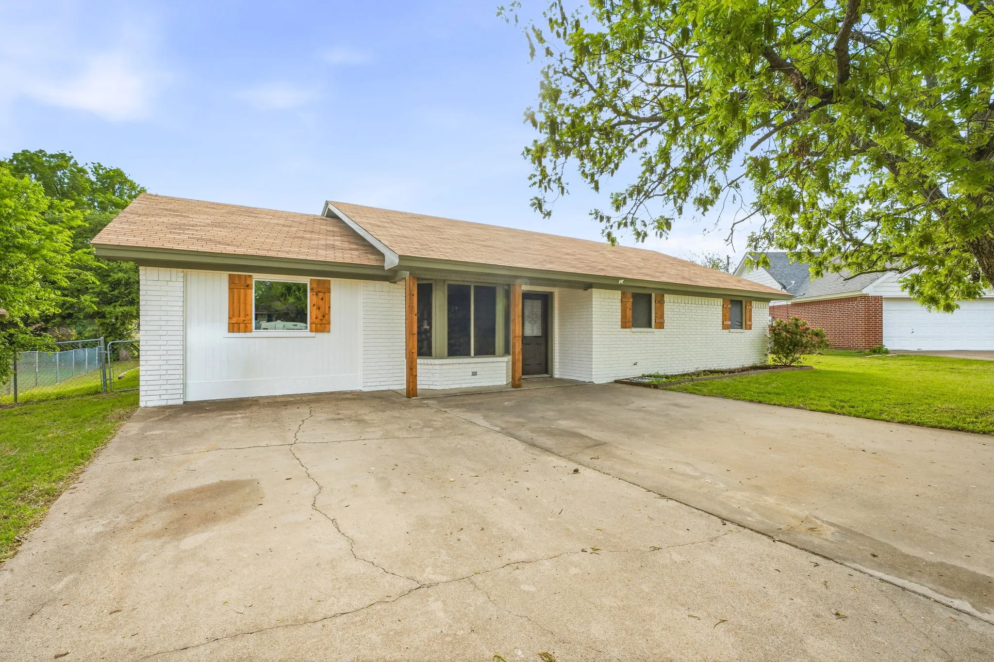 Single Family Residence For Sale in Erath County , 115 Doublehorn Street, Stephenville, Texas 76401, 3 Bedroom, 1 Bathroom, Garage spaces, 1,549 Sqft, built in 1981, mls#21244473, Real Estate Agent in Stephenville, Homes For Sale in Erath county, Homes For Sale in Stephenville, Realtor in Stephenville Texas, Real Estate Brokerage Independent Realty Texas, Luminita Cordes Realtor