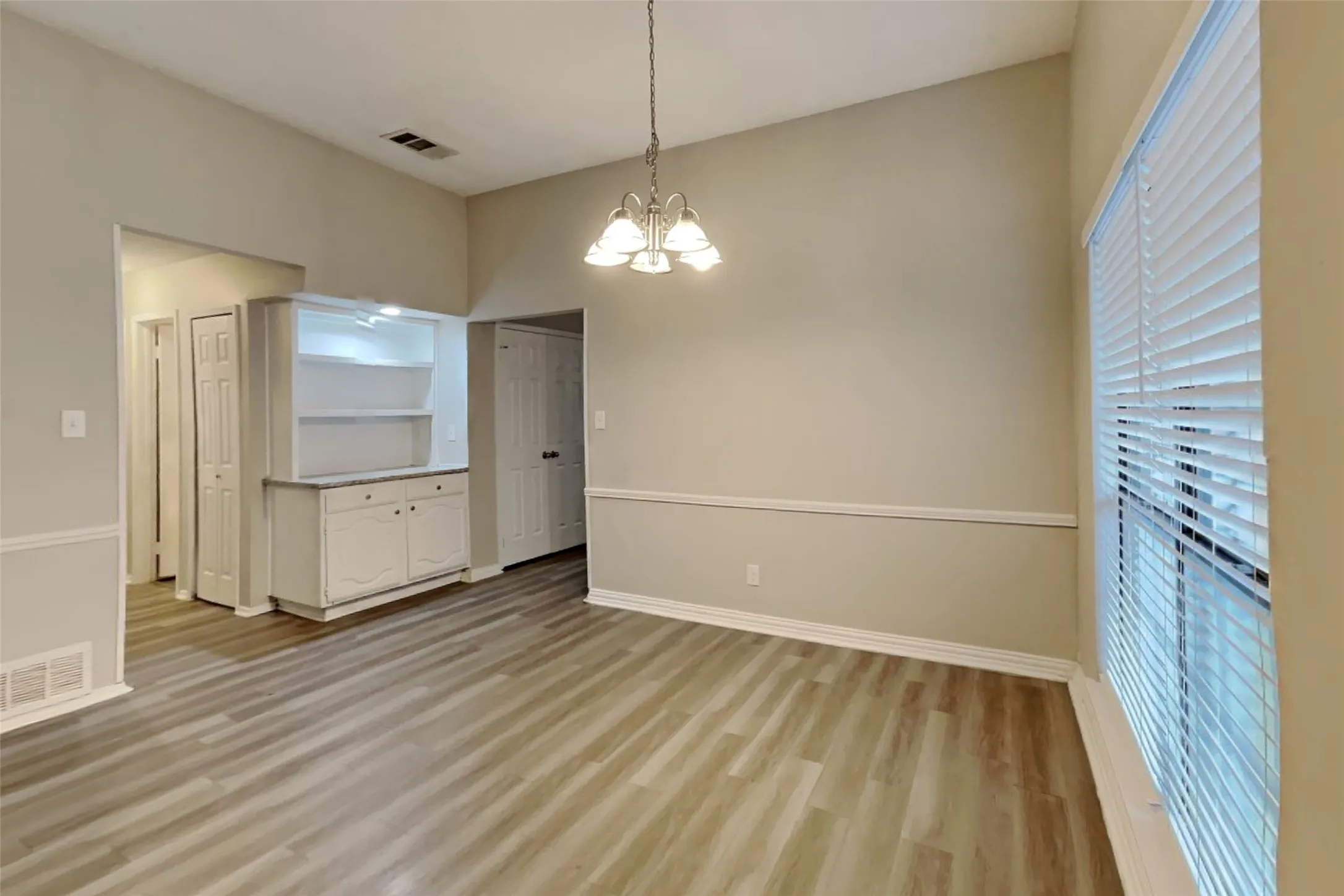 Single Family Residence For Rent in Dallas County , 2914 Dukeswood Drive, Garland, Texas 75040, 3 Bedrooms, 2 Bathrooms, 2 Garage spaces, 1,818 Sqft, built in 1986, Preowned, Price $2,195, mls#21244482, Real Estate Agent in Garland, Homes For Rent in Dallas county, Homes For Rent in Garland, Realtor in Garland Texas, Real Estate Brokerage Independent Realty Texas, Luminita Cordes Realtor