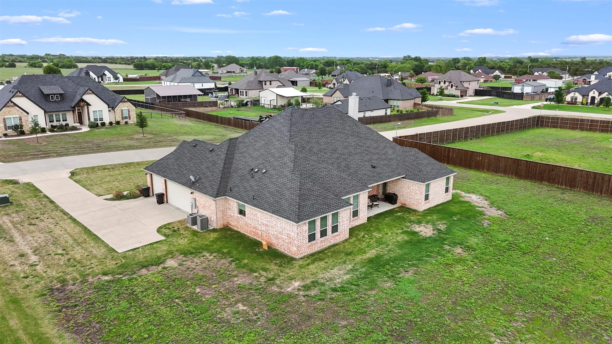 Single Family Residence For Sale in Ellis County , 321 Rolling Meadows Drive, Waxahachie, Texas 75165, 4 Bedroom, 3 Bathroom, 3 Garage spaces, 3,040 Sqft, built in 2021, Preowned, mls#21242941, Real Estate Agent in Waxahachie, Homes For Sale in Ellis county, Homes For Sale in Waxahachie, Realtor in Waxahachie Texas, Real Estate Brokerage Independent Realty Texas, Luminita Cordes Realtor