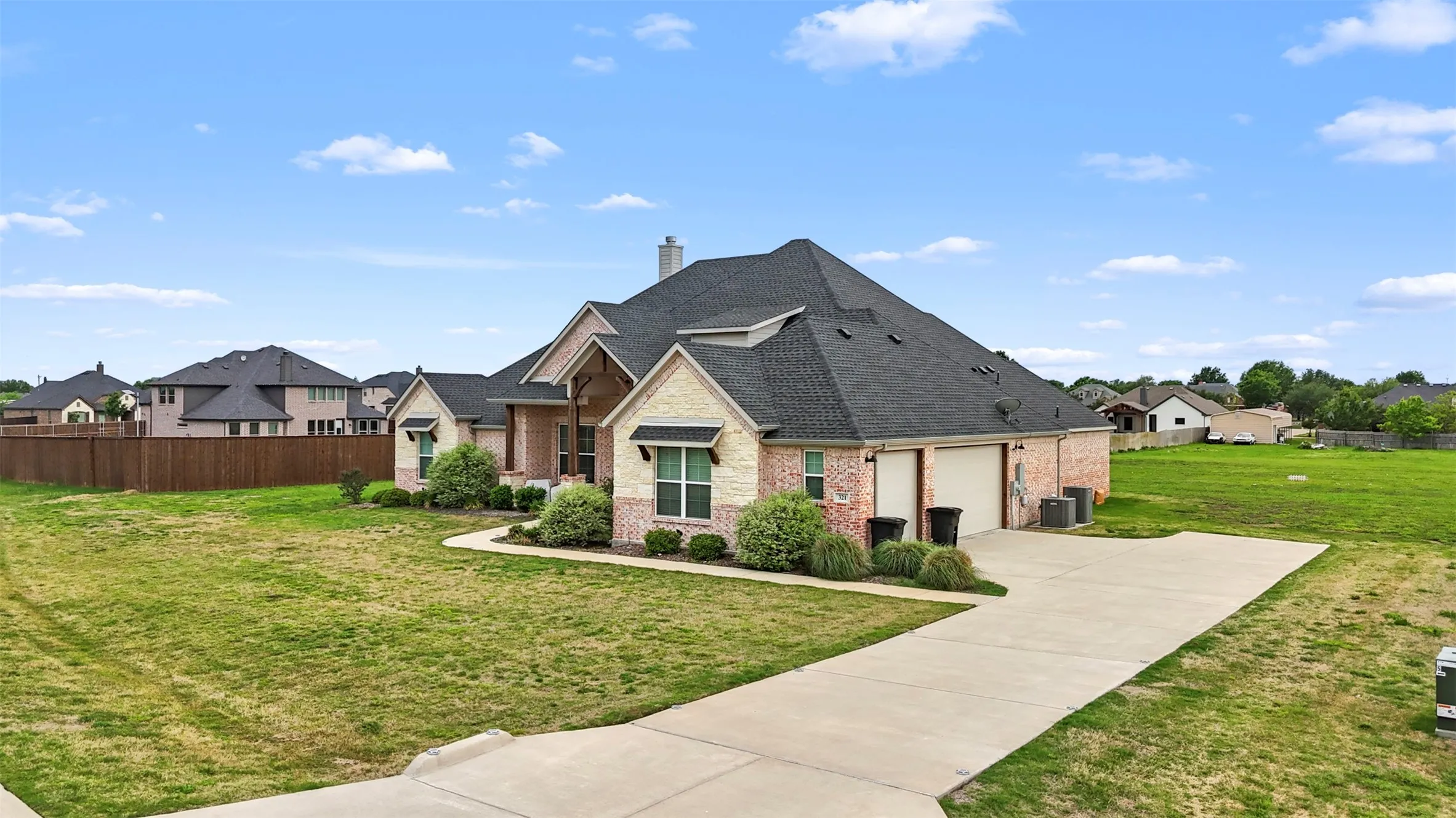 Single Family Residence For Sale in Ellis County , 321 Rolling Meadows Drive, Waxahachie, Texas 75165, 4 Bedroom, 3 Bathroom, 3 Garage spaces, 3,040 Sqft, built in 2021, Preowned, mls#21242941, Real Estate Agent in Waxahachie, Homes For Sale in Ellis county, Homes For Sale in Waxahachie, Realtor in Waxahachie Texas, Real Estate Brokerage Independent Realty Texas, Luminita Cordes Realtor