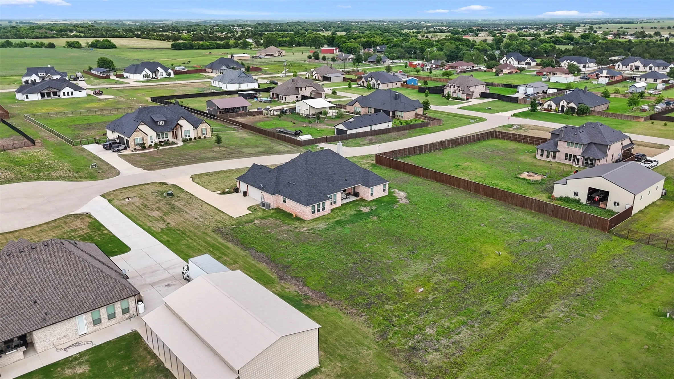 Single Family Residence For Sale in Ellis County , 321 Rolling Meadows Drive, Waxahachie, Texas 75165, 4 Bedroom, 3 Bathroom, 3 Garage spaces, 3,040 Sqft, built in 2021, Preowned, mls#21242941, Real Estate Agent in Waxahachie, Homes For Sale in Ellis county, Homes For Sale in Waxahachie, Realtor in Waxahachie Texas, Real Estate Brokerage Independent Realty Texas, Luminita Cordes Realtor