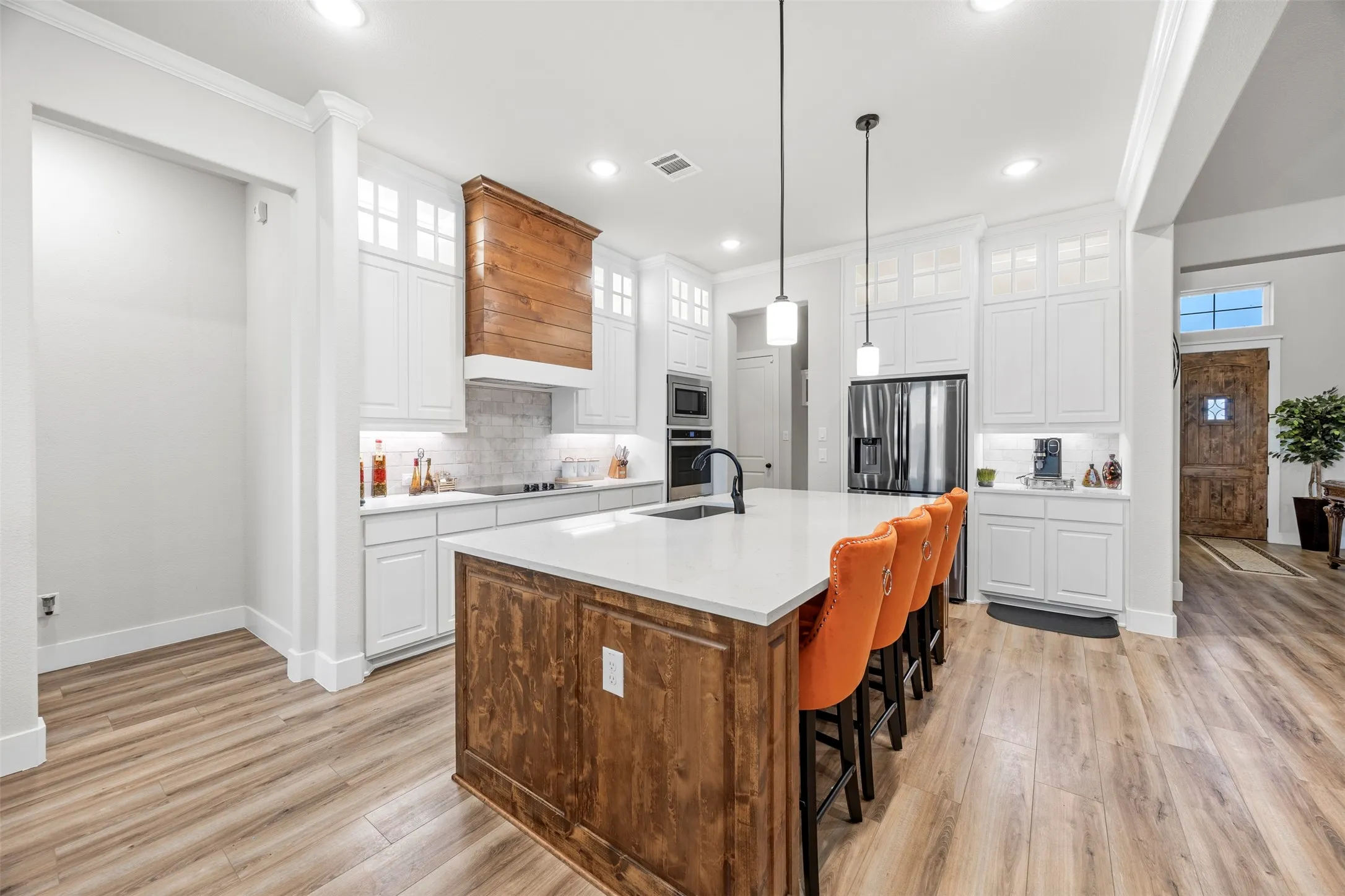Single Family Residence For Sale in Ellis County , 321 Rolling Meadows Drive, Waxahachie, Texas 75165, 4 Bedroom, 3 Bathroom, 3 Garage spaces, 3,040 Sqft, built in 2021, Preowned, mls#21242941, Real Estate Agent in Waxahachie, Homes For Sale in Ellis county, Homes For Sale in Waxahachie, Realtor in Waxahachie Texas, Real Estate Brokerage Independent Realty Texas, Luminita Cordes Realtor