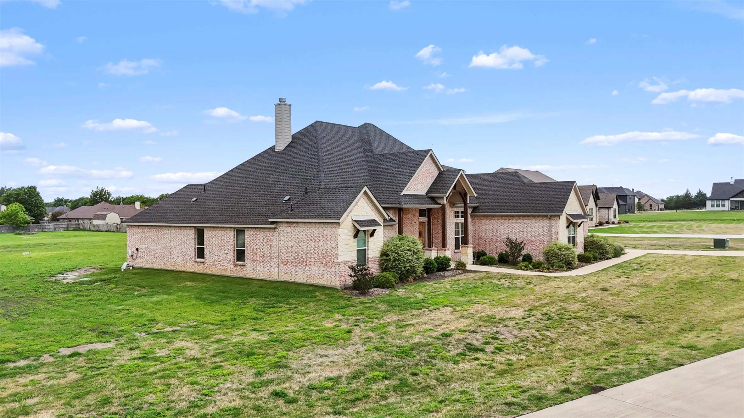 Single Family Residence For Sale in Ellis County , 321 Rolling Meadows Drive, Waxahachie, Texas 75165, 4 Bedroom, 3 Bathroom, 3 Garage spaces, 3,040 Sqft, built in 2021, Preowned, mls#21242941, Real Estate Agent in Waxahachie, Homes For Sale in Ellis county, Homes For Sale in Waxahachie, Realtor in Waxahachie Texas, Real Estate Brokerage Independent Realty Texas, Luminita Cordes Realtor