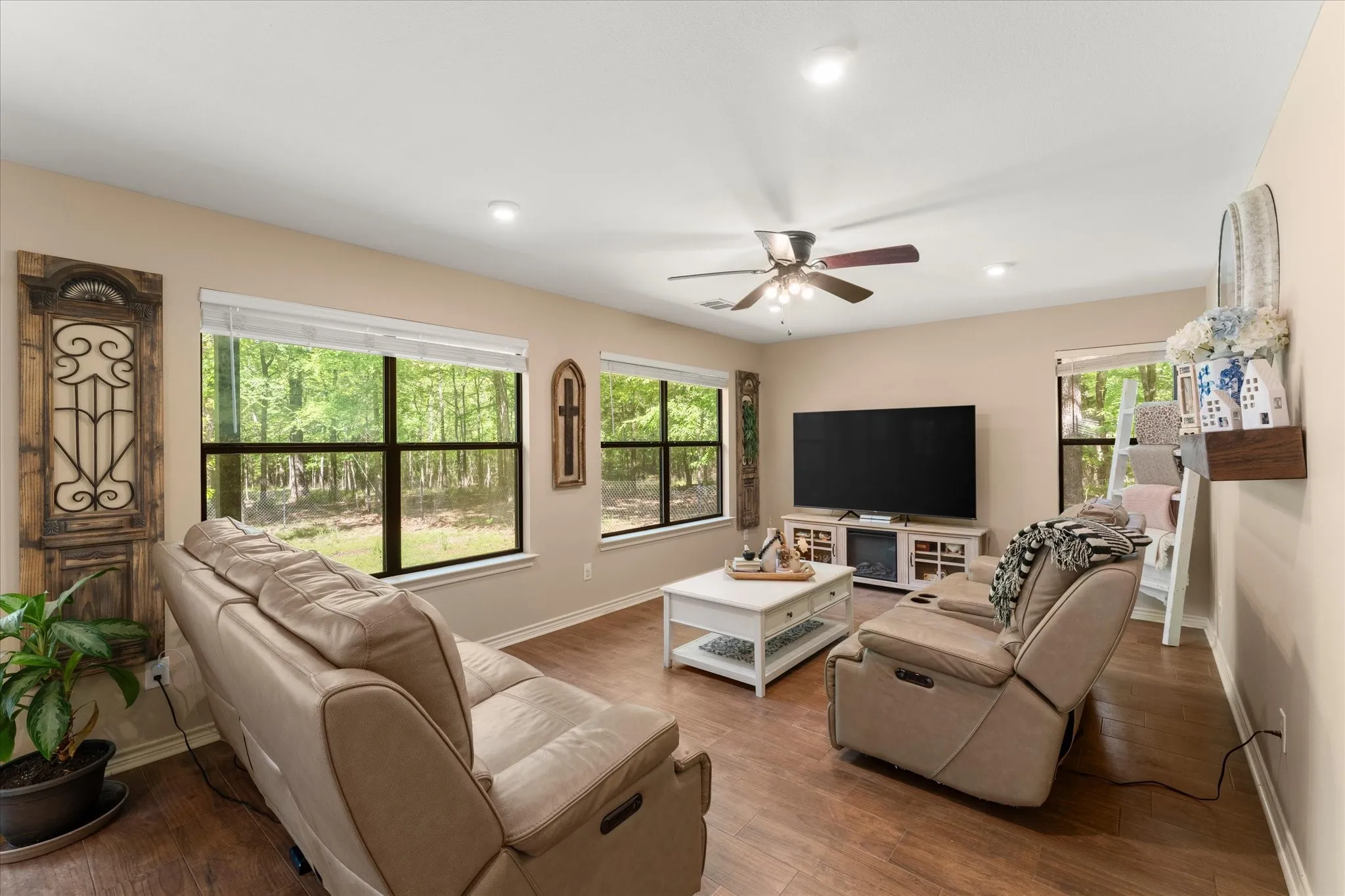 Single Family Residence For Sale in Wood County , 353 PR 5861, Yantis, Texas 75497, 2 Bedroom, 1 Bathroom, Garage spaces, 975 Sqft, built in 2019, Preowned, mls#21224558, Real Estate Agent in Yantis, Homes For Sale in Wood county, Homes For Sale in Yantis, Realtor in Yantis Texas, Real Estate Brokerage Independent Realty Texas, Luminita Cordes Realtor