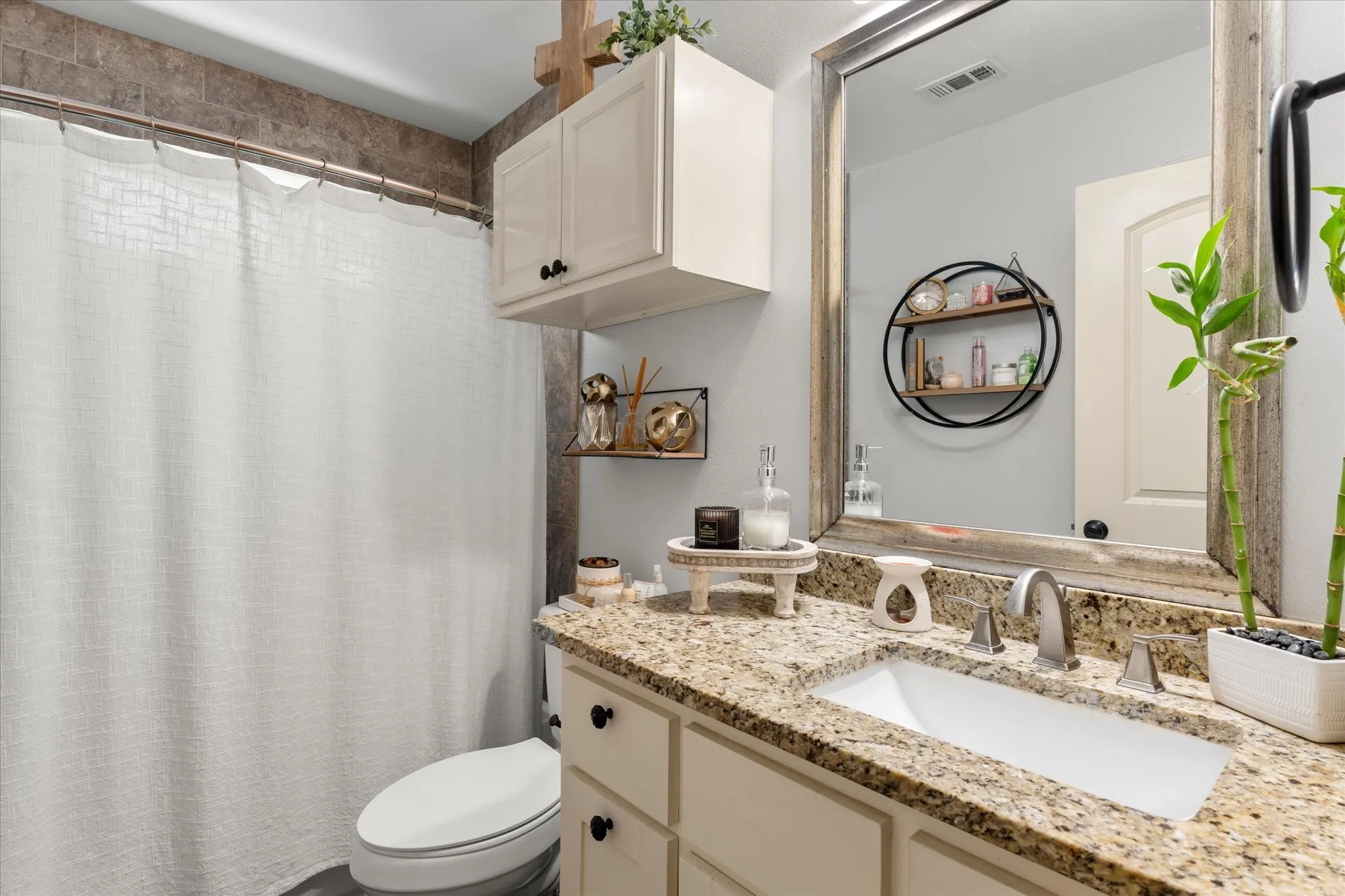 Single Family Residence For Sale in Wood County , 353 PR 5861, Yantis, Texas 75497, 2 Bedroom, 1 Bathroom, Garage spaces, 975 Sqft, built in 2019, Preowned, mls#21224558, Real Estate Agent in Yantis, Homes For Sale in Wood county, Homes For Sale in Yantis, Realtor in Yantis Texas, Real Estate Brokerage Independent Realty Texas, Luminita Cordes Realtor
