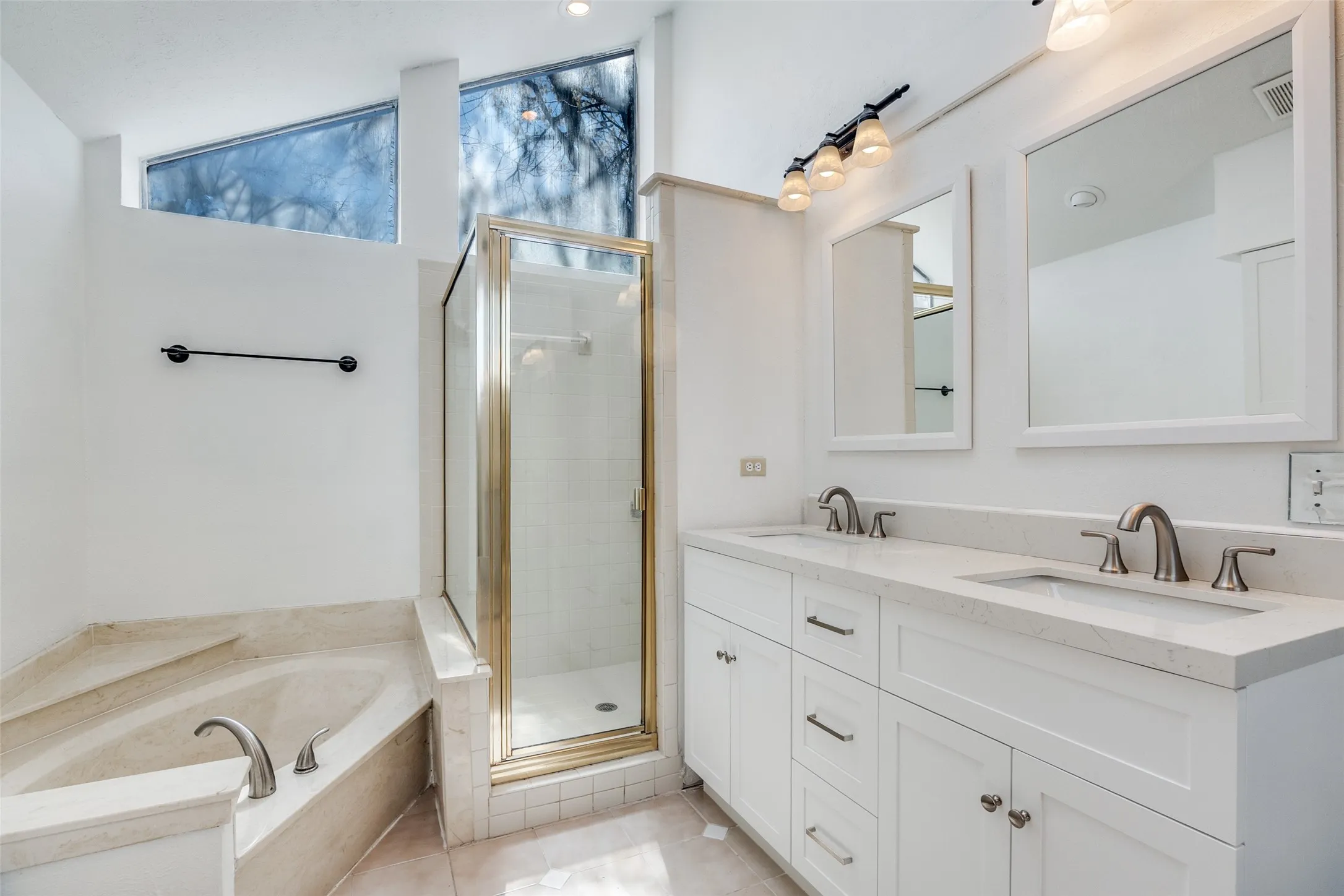 Single Family Residence For Rent in Dallas County , 4147 Rosser Square, Dallas, Texas 75244, 2 Bedroom, 2 Bathroom, 2 Garage spaces, 1,268 Sqft, built in 1981, Preowned, mls#21244489, Real Estate Agent in Dallas, Homes For Rent in Dallas county, Homes For Rent in Dallas, Realtor in Dallas Texas, Real Estate Brokerage Independent Realty Texas, Luminita Cordes Realtor