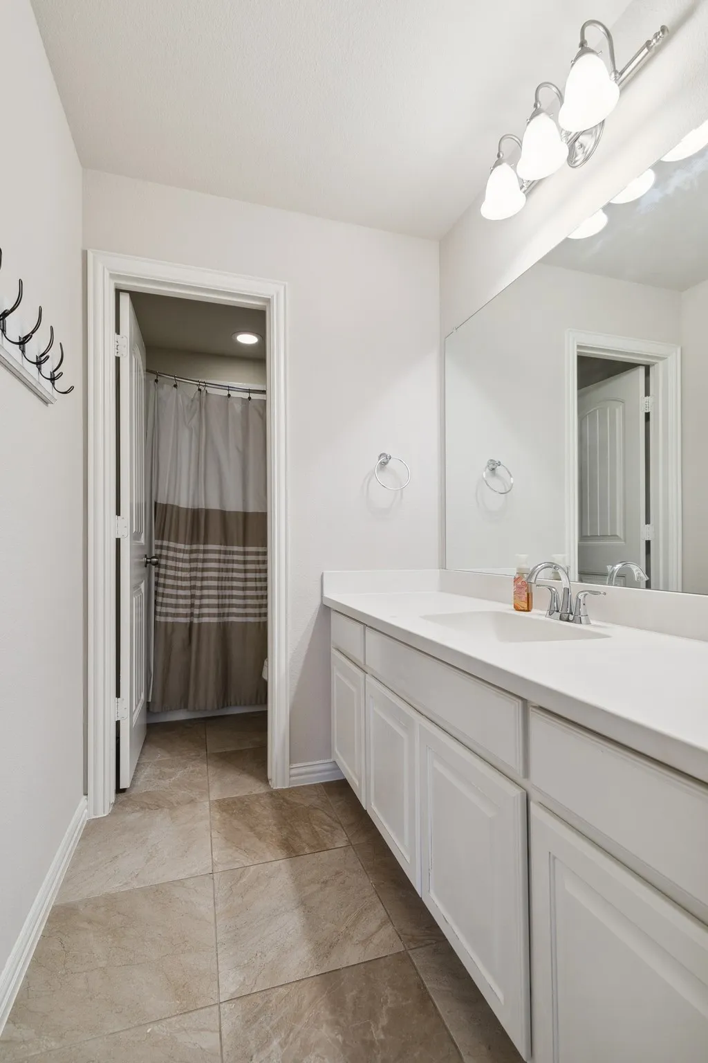 Single Family Residence For Sale in Denton County , 748 Fireside Drive, Little Elm, Texas 76227, 5 Bedroom, 5 Bathroom, 3 Garage spaces, 3,553 Sqft, built in 2016, Preowned, mls#21244589, Real Estate Agent in Little Elm, Homes For Sale in Denton county, Homes For Sale in Little Elm, Realtor in Little Elm Texas, Real Estate Brokerage Independent Realty Texas, Luminita Cordes Realtor