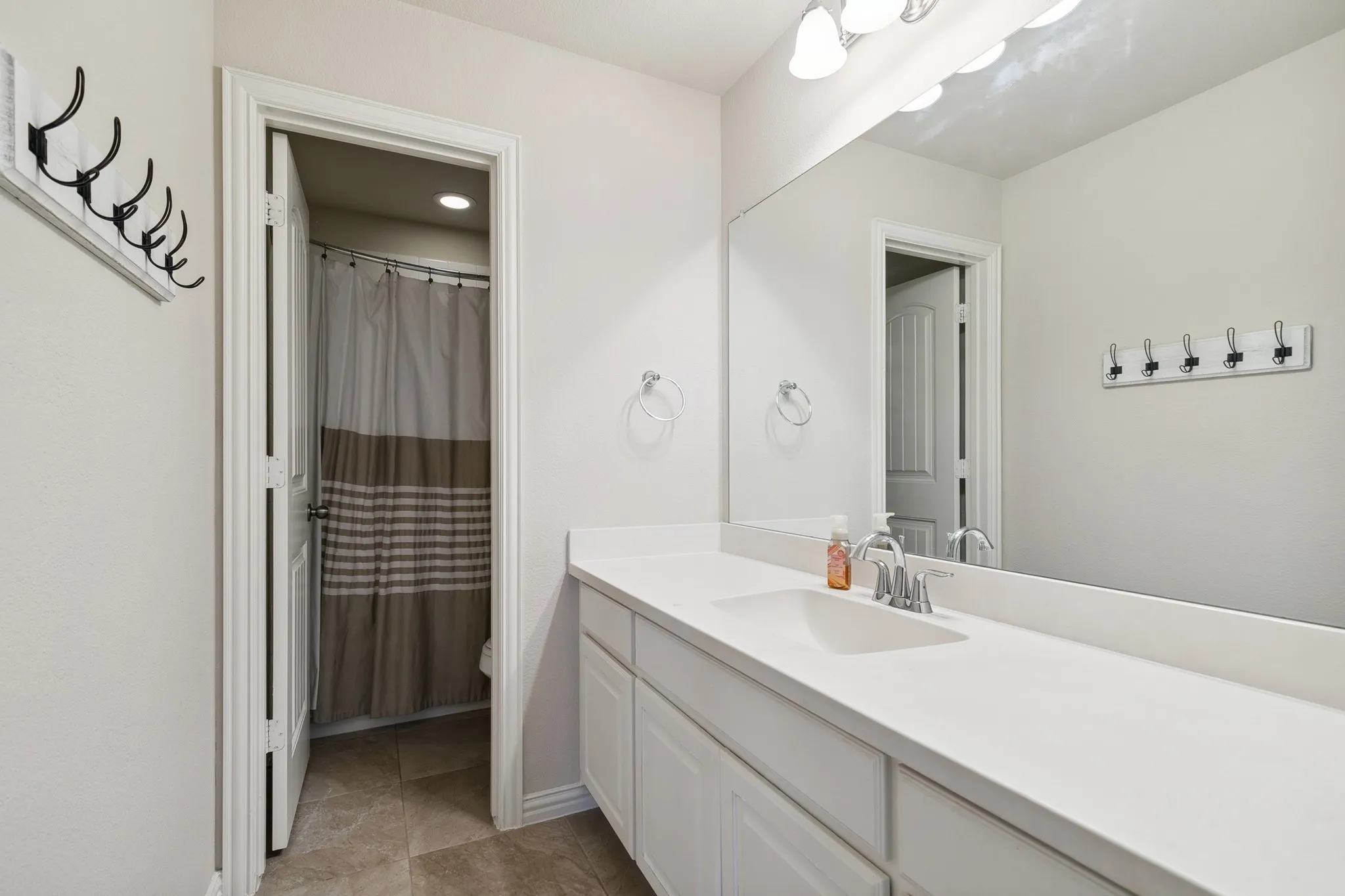 Single Family Residence For Sale in Denton County , 748 Fireside Drive, Little Elm, Texas 76227, 5 Bedroom, 5 Bathroom, 3 Garage spaces, 3,553 Sqft, built in 2016, Preowned, mls#21244589, Real Estate Agent in Little Elm, Homes For Sale in Denton county, Homes For Sale in Little Elm, Realtor in Little Elm Texas, Real Estate Brokerage Independent Realty Texas, Luminita Cordes Realtor