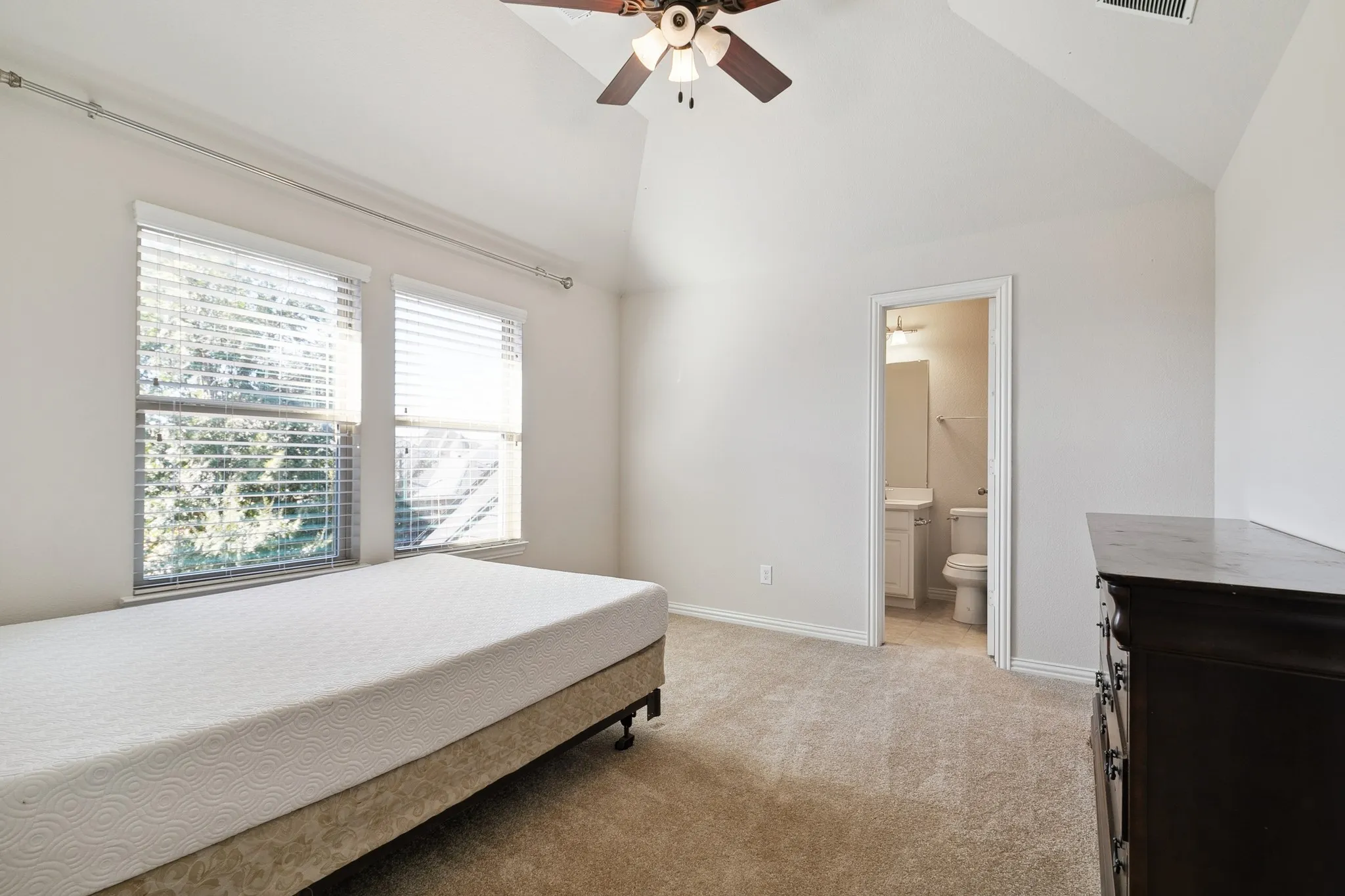 Single Family Residence For Sale in Denton County , 748 Fireside Drive, Little Elm, Texas 76227, 5 Bedroom, 5 Bathroom, 3 Garage spaces, 3,553 Sqft, built in 2016, Preowned, mls#21244589, Real Estate Agent in Little Elm, Homes For Sale in Denton county, Homes For Sale in Little Elm, Realtor in Little Elm Texas, Real Estate Brokerage Independent Realty Texas, Luminita Cordes Realtor