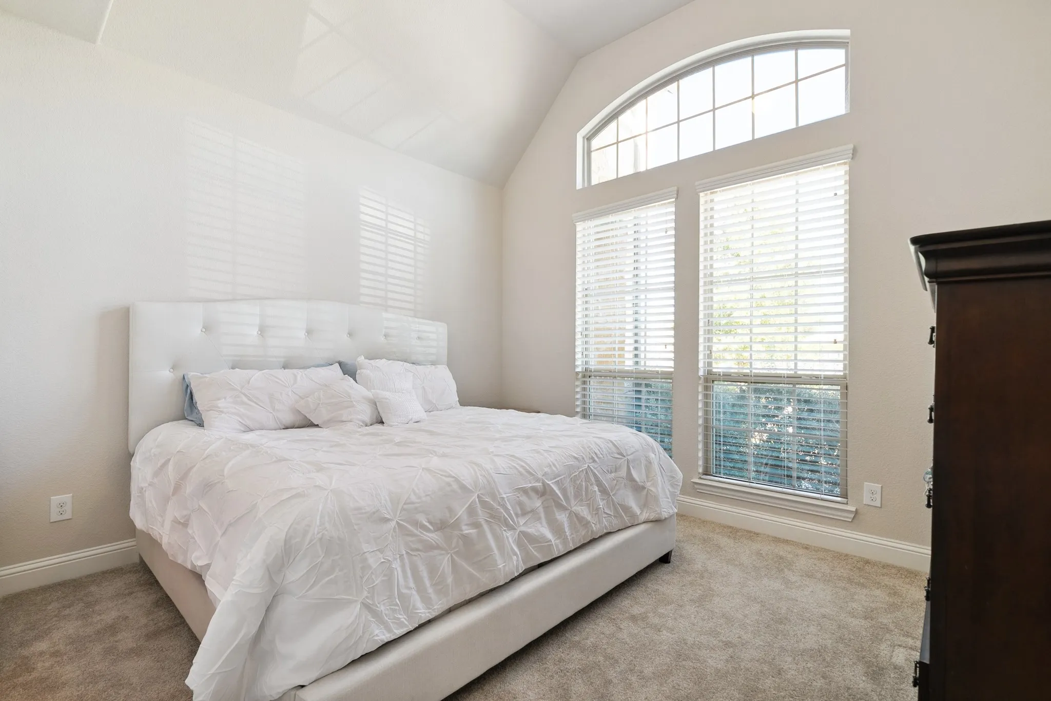 Single Family Residence For Sale in Denton County , 748 Fireside Drive, Little Elm, Texas 76227, 5 Bedroom, 5 Bathroom, 3 Garage spaces, 3,553 Sqft, built in 2016, Preowned, mls#21244589, Real Estate Agent in Little Elm, Homes For Sale in Denton county, Homes For Sale in Little Elm, Realtor in Little Elm Texas, Real Estate Brokerage Independent Realty Texas, Luminita Cordes Realtor