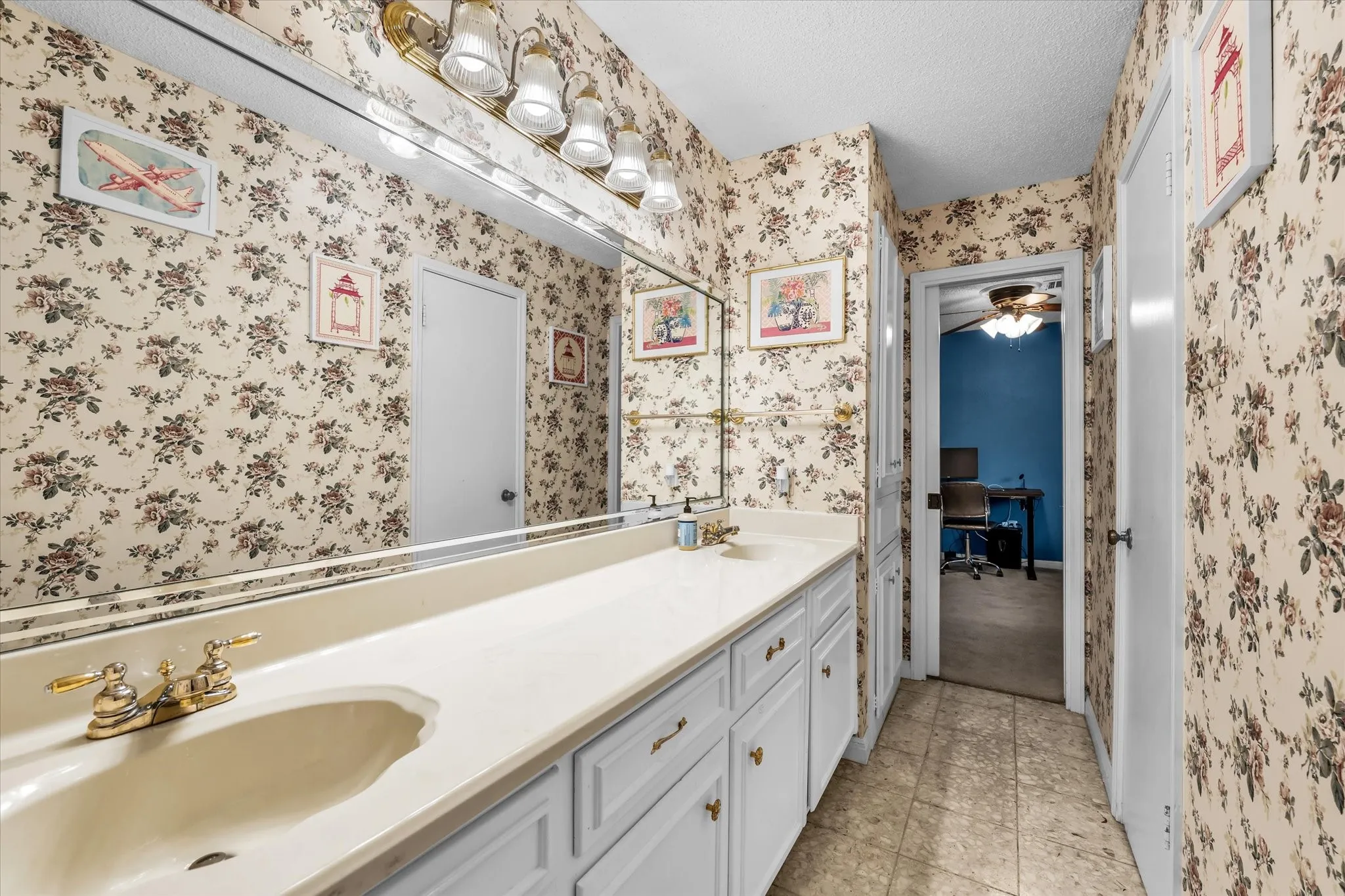 Jack and Jill bath