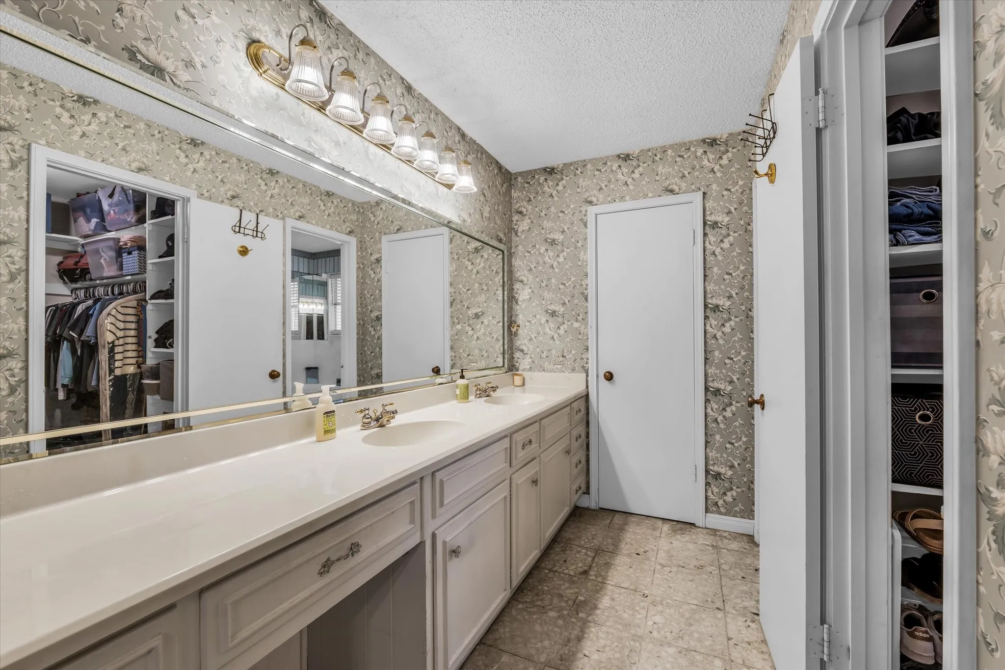 Single Family Residence For Sale in Mc Lennan County , 1208 Knotty Oaks Drive, Woodway, Texas 76712, 4 Bedroom, 3 Bathroom, Garage spaces, 2,690 Sqft, built in 1967, Preowned, mls#21243395, Real Estate Agent in Woodway, Homes For Sale in Mc Lennan county, Homes For Sale in Woodway, Realtor in Woodway Texas, Real Estate Brokerage Independent Realty Texas, Luminita Cordes Realtor