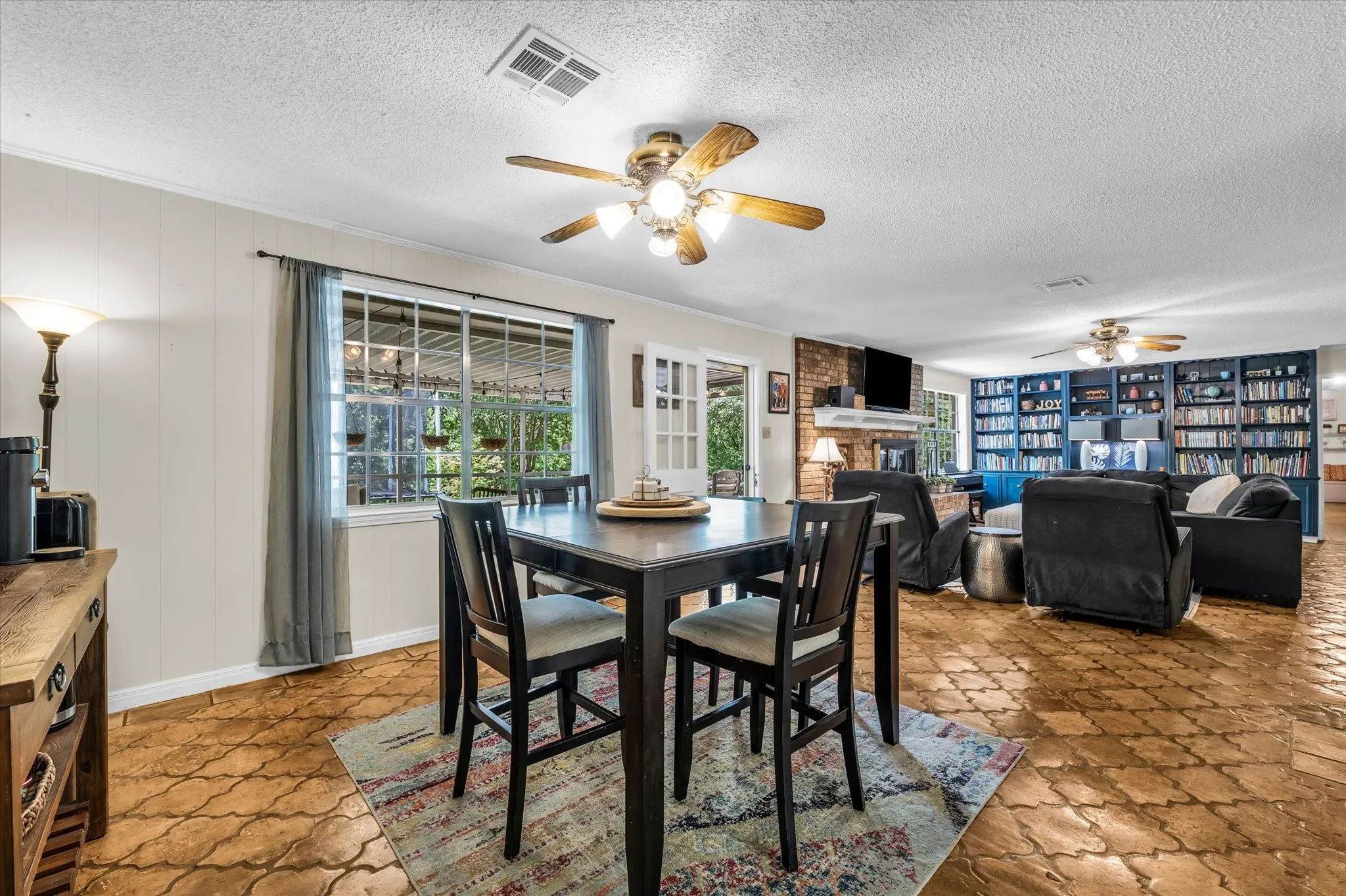Single Family Residence For Sale in Mc Lennan County , 1208 Knotty Oaks Drive, Woodway, Texas 76712, 4 Bedroom, 3 Bathroom, Garage spaces, 2,690 Sqft, built in 1967, Preowned, mls#21243395, Real Estate Agent in Woodway, Homes For Sale in Mc Lennan county, Homes For Sale in Woodway, Realtor in Woodway Texas, Real Estate Brokerage Independent Realty Texas, Luminita Cordes Realtor