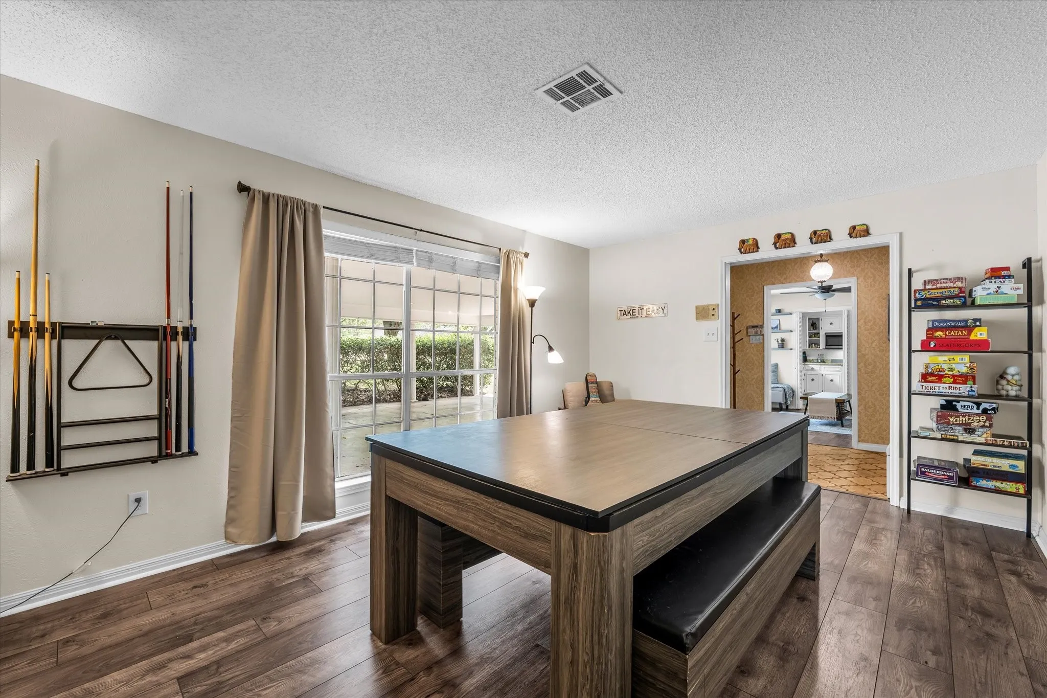 Single Family Residence For Sale in Mc Lennan County , 1208 Knotty Oaks Drive, Woodway, Texas 76712, 4 Bedroom, 3 Bathroom, Garage spaces, 2,690 Sqft, built in 1967, Preowned, mls#21243395, Real Estate Agent in Woodway, Homes For Sale in Mc Lennan county, Homes For Sale in Woodway, Realtor in Woodway Texas, Real Estate Brokerage Independent Realty Texas, Luminita Cordes Realtor