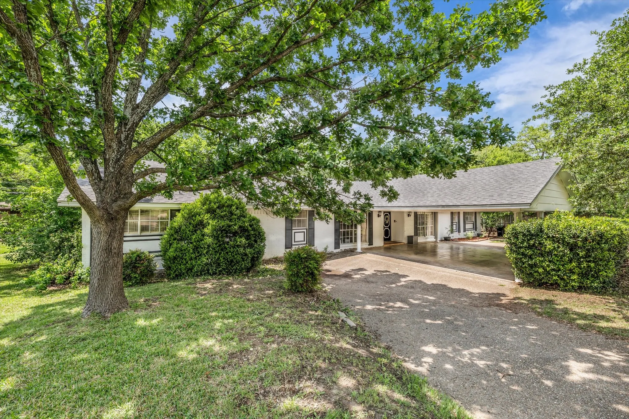 Single Family Residence For Sale in Mc Lennan County , 1208 Knotty Oaks Drive, Woodway, Texas 76712, 4 Bedroom, 3 Bathroom, Garage spaces, 2,690 Sqft, built in 1967, Preowned, mls#21243395, Real Estate Agent in Woodway, Homes For Sale in Mc Lennan county, Homes For Sale in Woodway, Realtor in Woodway Texas, Real Estate Brokerage Independent Realty Texas, Luminita Cordes Realtor