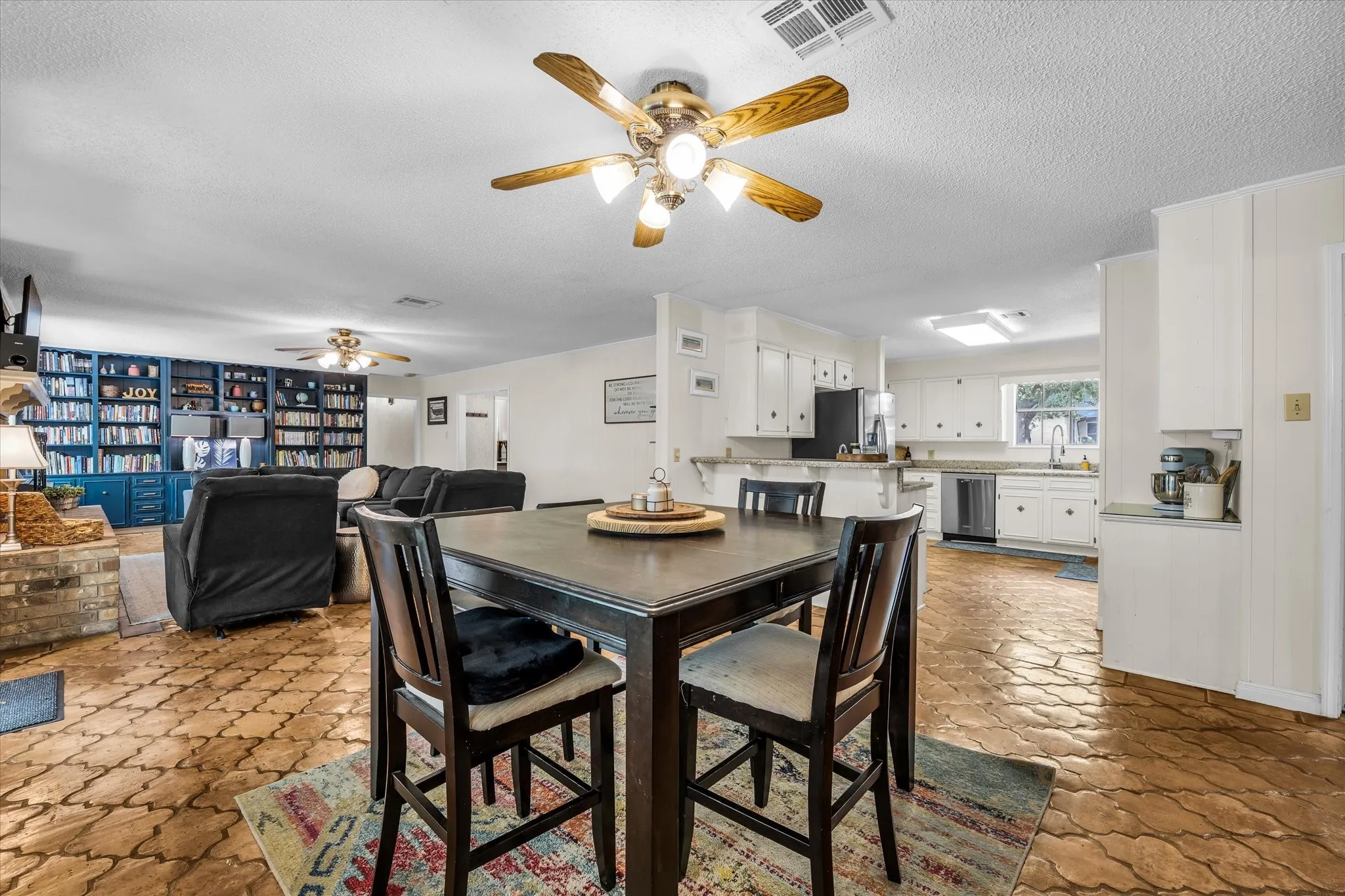 Single Family Residence For Sale in Mc Lennan County , 1208 Knotty Oaks Drive, Woodway, Texas 76712, 4 Bedroom, 3 Bathroom, Garage spaces, 2,690 Sqft, built in 1967, Preowned, mls#21243395, Real Estate Agent in Woodway, Homes For Sale in Mc Lennan county, Homes For Sale in Woodway, Realtor in Woodway Texas, Real Estate Brokerage Independent Realty Texas, Luminita Cordes Realtor