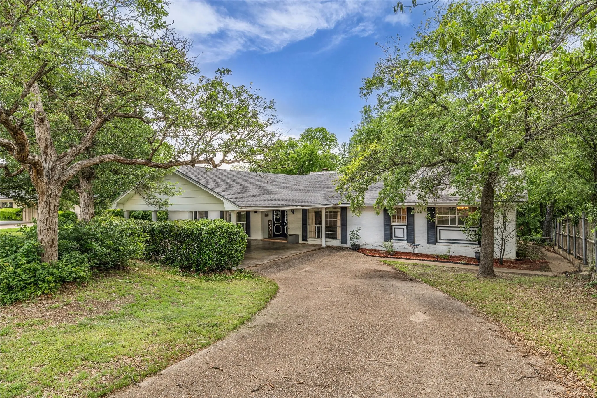 Single Family Residence For Sale in Mc Lennan County , 1208 Knotty Oaks Drive, Woodway, Texas 76712, 4 Bedroom, 3 Bathroom, Garage spaces, 2,690 Sqft, built in 1967, Preowned, mls#21243395, Real Estate Agent in Woodway, Homes For Sale in Mc Lennan county, Homes For Sale in Woodway, Realtor in Woodway Texas, Real Estate Brokerage Independent Realty Texas, Luminita Cordes Realtor