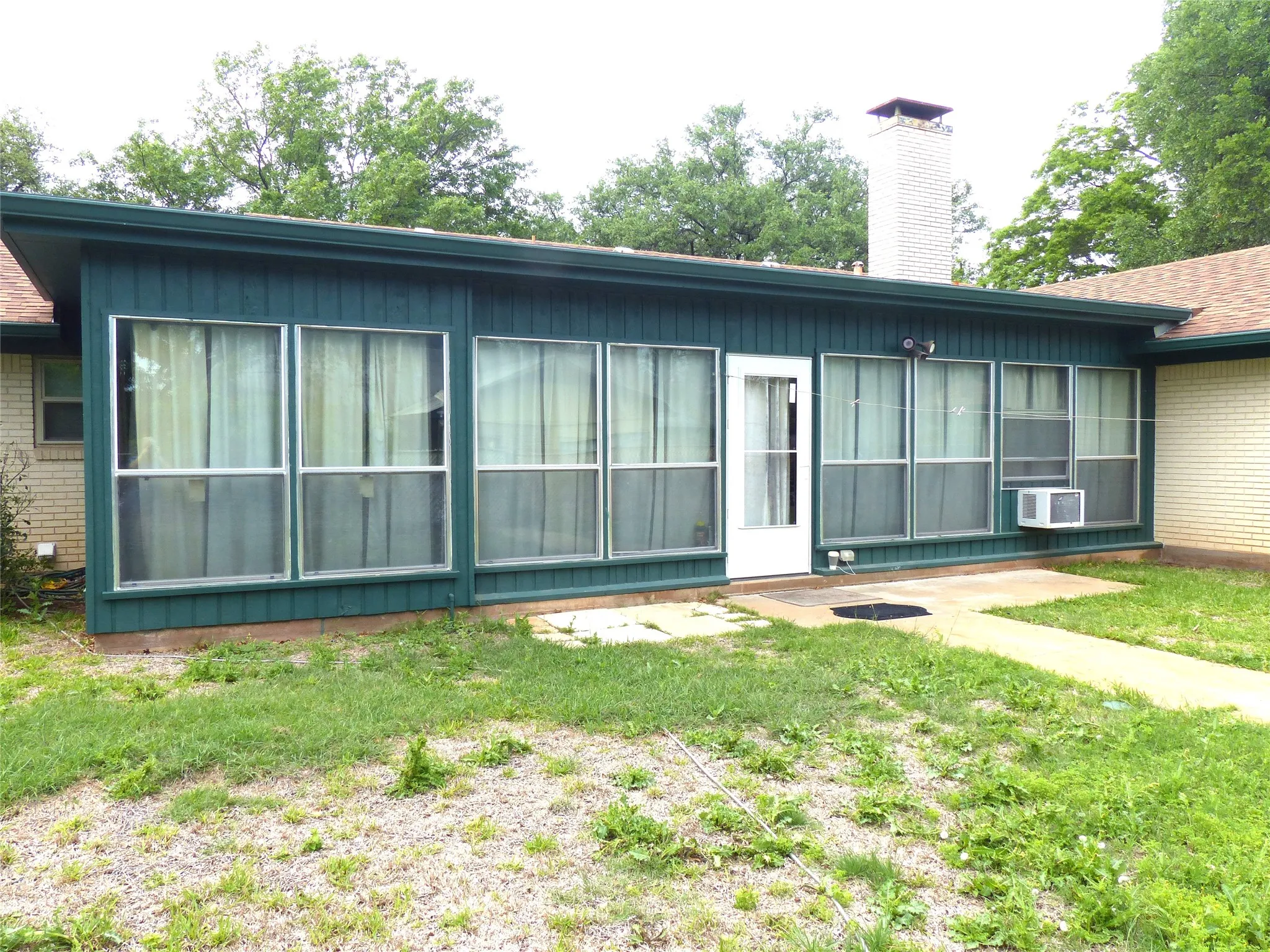 Single Family Residence For Sale in Mc Culloch County , 2105 Stanton, Brady, Texas 76825, 3 Bedrooms, 2 Bathrooms, 2 Garage spaces, 2,064 Sqft, built in 1975, Price $289,000, mls#21244608, Real Estate Agent in Brady, Homes For Sale in Mc Culloch county, Homes For Sale in Brady, Realtor in Brady Texas, Real Estate Brokerage Independent Realty Texas, Luminita Cordes Realtor