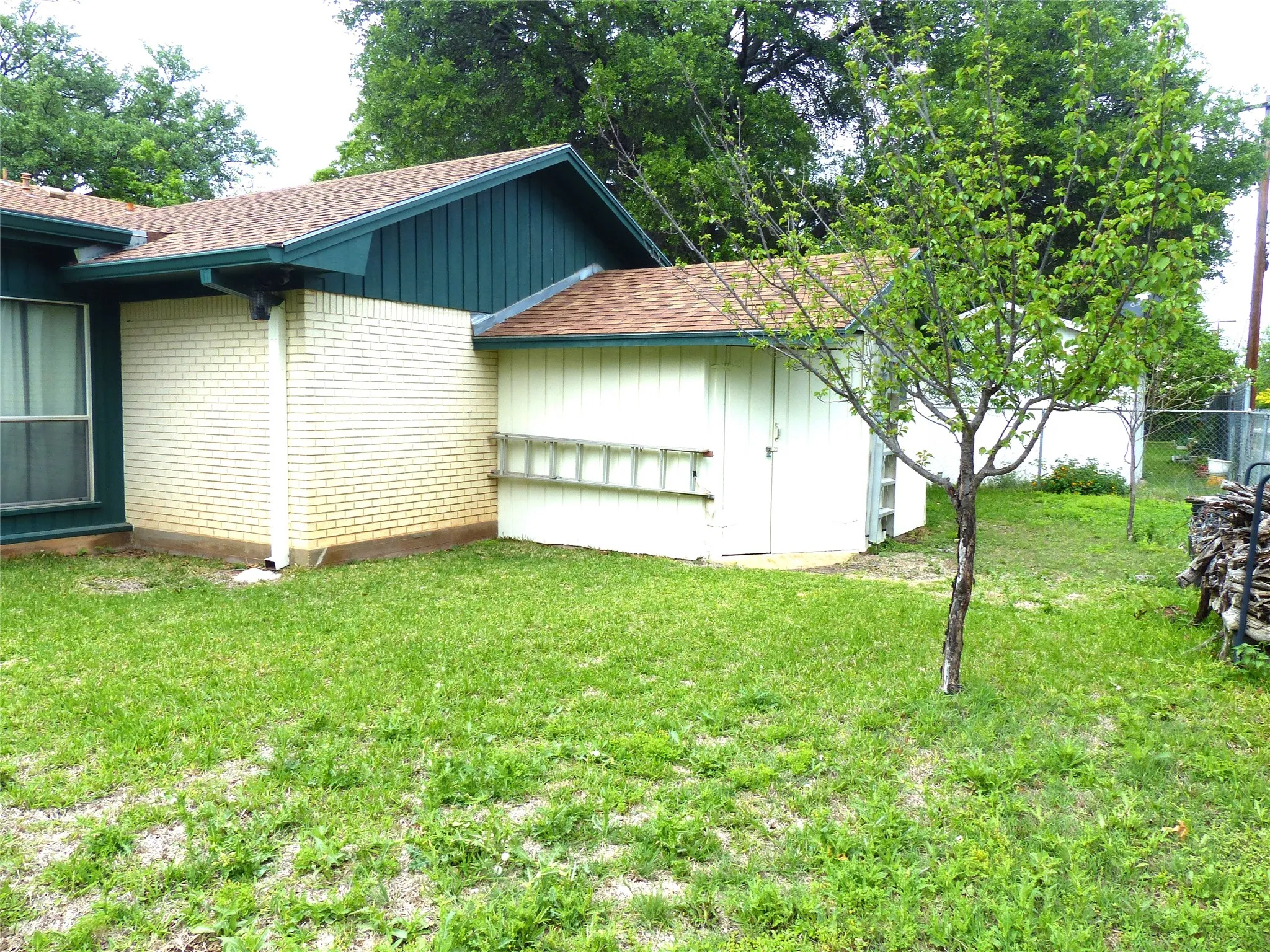 Single Family Residence For Sale in Mc Culloch County , 2105 Stanton, Brady, Texas 76825, 3 Bedrooms, 2 Bathrooms, 2 Garage spaces, 2,064 Sqft, built in 1975, Price $289,000, mls#21244608, Real Estate Agent in Brady, Homes For Sale in Mc Culloch county, Homes For Sale in Brady, Realtor in Brady Texas, Real Estate Brokerage Independent Realty Texas, Luminita Cordes Realtor