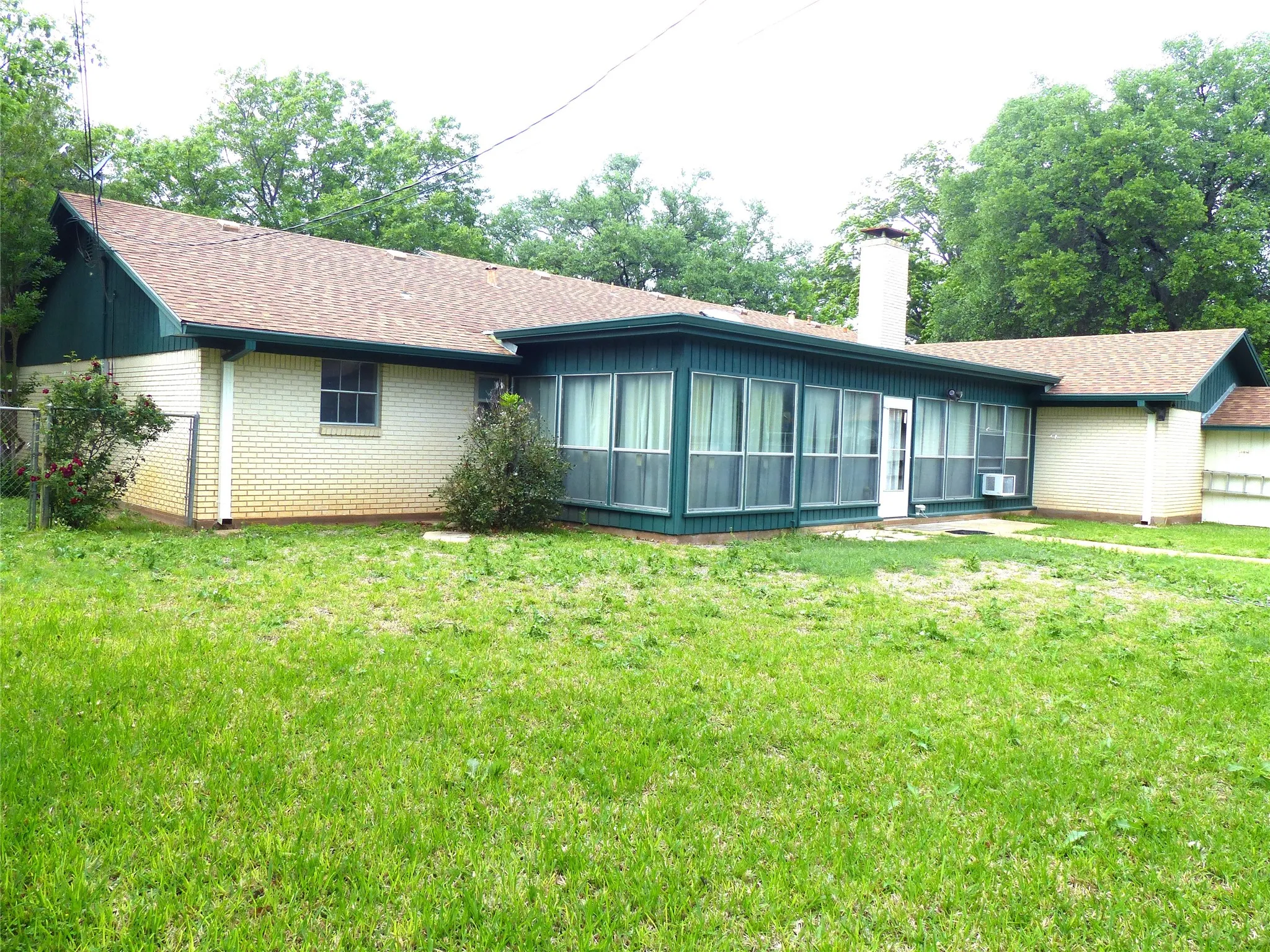 Single Family Residence For Sale in Mc Culloch County , 2105 Stanton, Brady, Texas 76825, 3 Bedrooms, 2 Bathrooms, 2 Garage spaces, 2,064 Sqft, built in 1975, Price $289,000, mls#21244608, Real Estate Agent in Brady, Homes For Sale in Mc Culloch county, Homes For Sale in Brady, Realtor in Brady Texas, Real Estate Brokerage Independent Realty Texas, Luminita Cordes Realtor