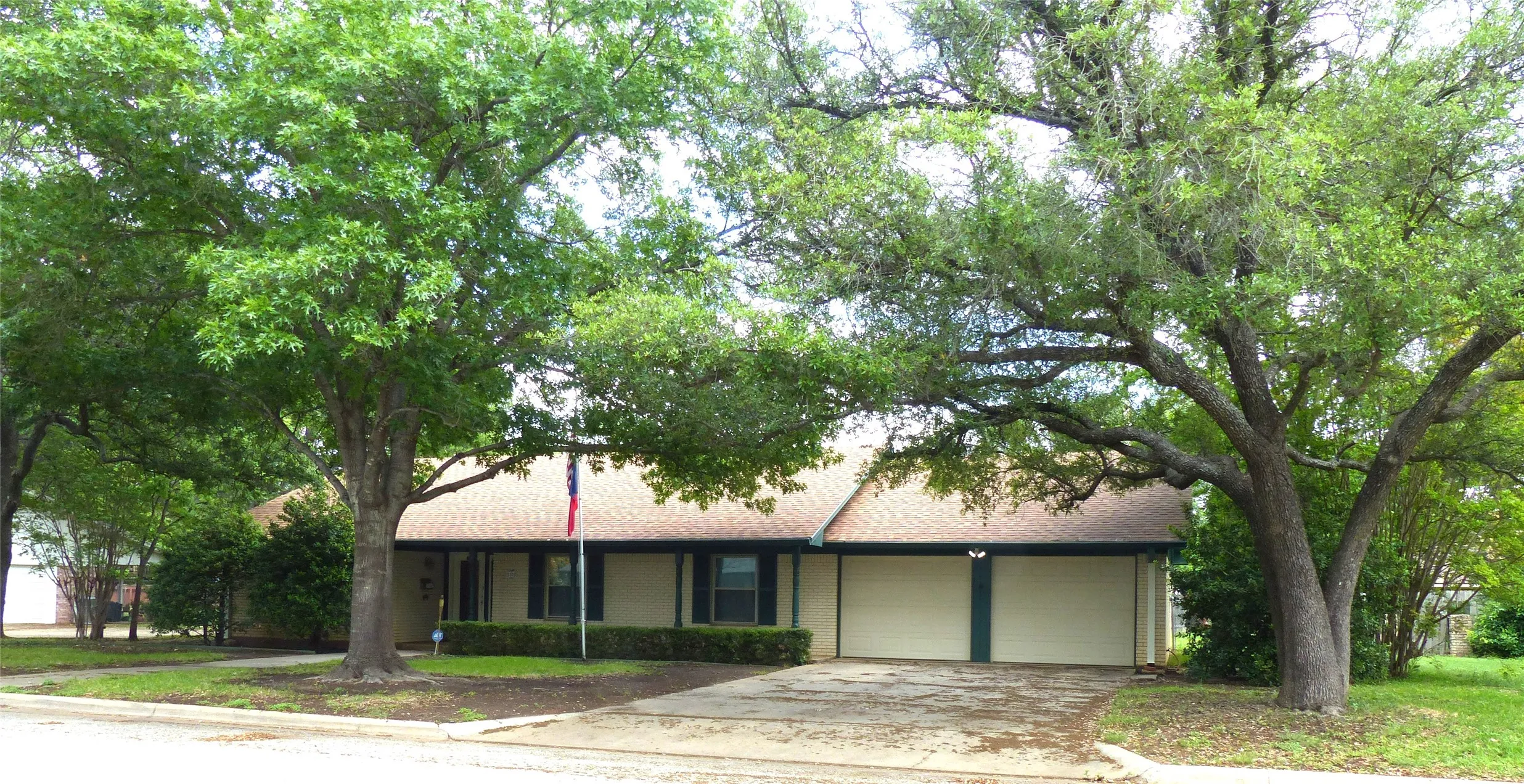 Single Family Residence For Sale in Mc Culloch County , 2105 Stanton, Brady, Texas 76825, 3 Bedrooms, 2 Bathrooms, 2 Garage spaces, 2,064 Sqft, built in 1975, Price $289,000, mls#21244608, Real Estate Agent in Brady, Homes For Sale in Mc Culloch county, Homes For Sale in Brady, Realtor in Brady Texas, Real Estate Brokerage Independent Realty Texas, Luminita Cordes Realtor