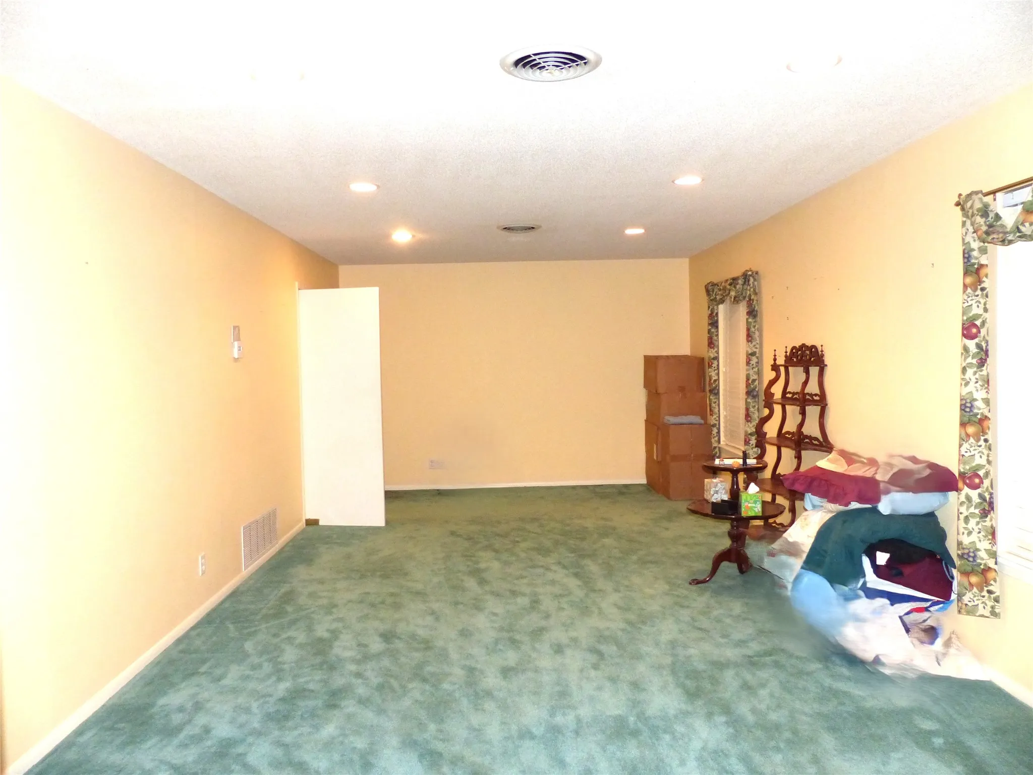 Single Family Residence For Sale in Mc Culloch County , 2105 Stanton, Brady, Texas 76825, 3 Bedrooms, 2 Bathrooms, 2 Garage spaces, 2,064 Sqft, built in 1975, Price $289,000, mls#21244608, Real Estate Agent in Brady, Homes For Sale in Mc Culloch county, Homes For Sale in Brady, Realtor in Brady Texas, Real Estate Brokerage Independent Realty Texas, Luminita Cordes Realtor