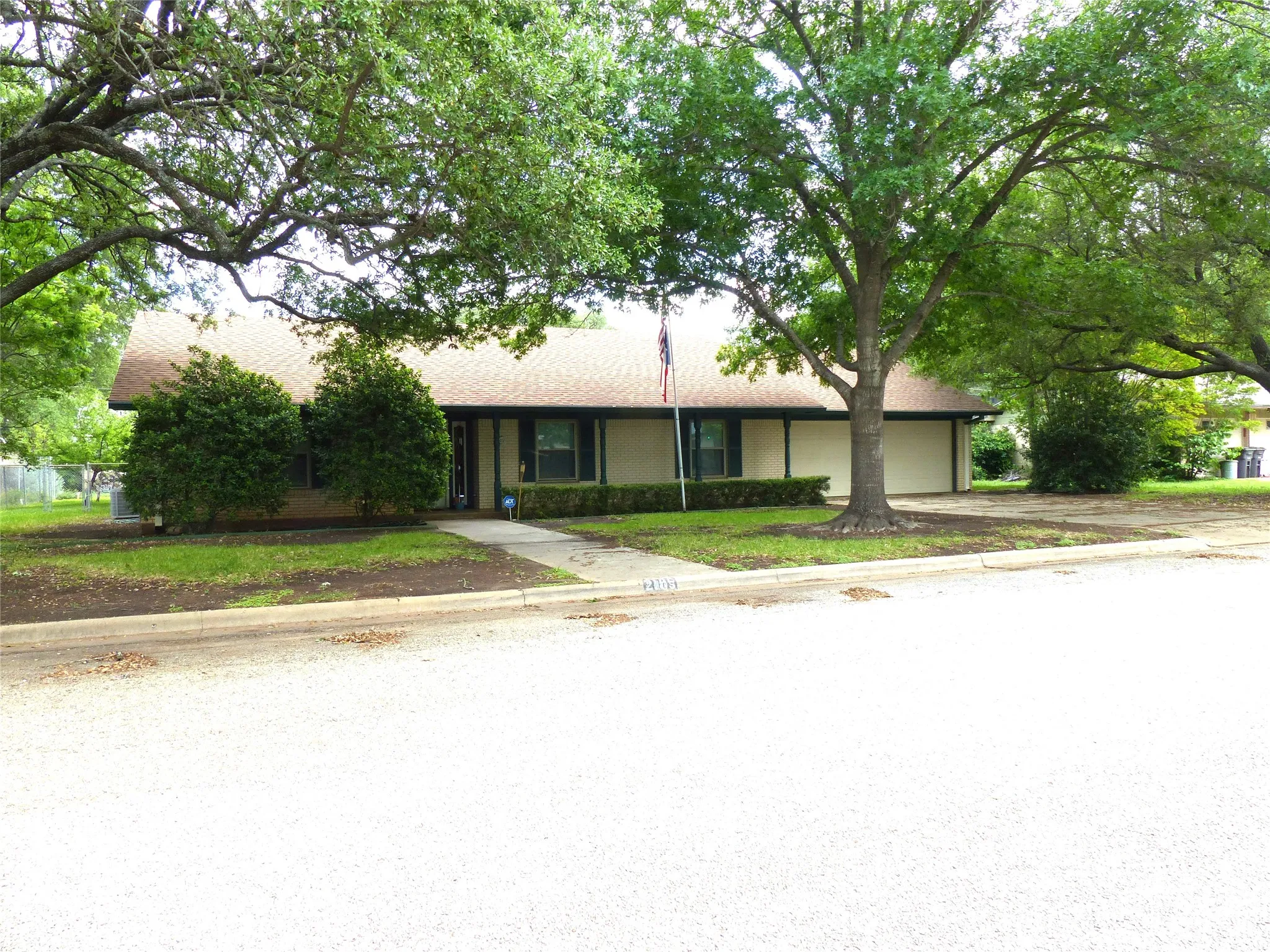 Single Family Residence For Sale in Mc Culloch County , 2105 Stanton, Brady, Texas 76825, 3 Bedrooms, 2 Bathrooms, 2 Garage spaces, 2,064 Sqft, built in 1975, Price $289,000, mls#21244608, Real Estate Agent in Brady, Homes For Sale in Mc Culloch county, Homes For Sale in Brady, Realtor in Brady Texas, Real Estate Brokerage Independent Realty Texas, Luminita Cordes Realtor