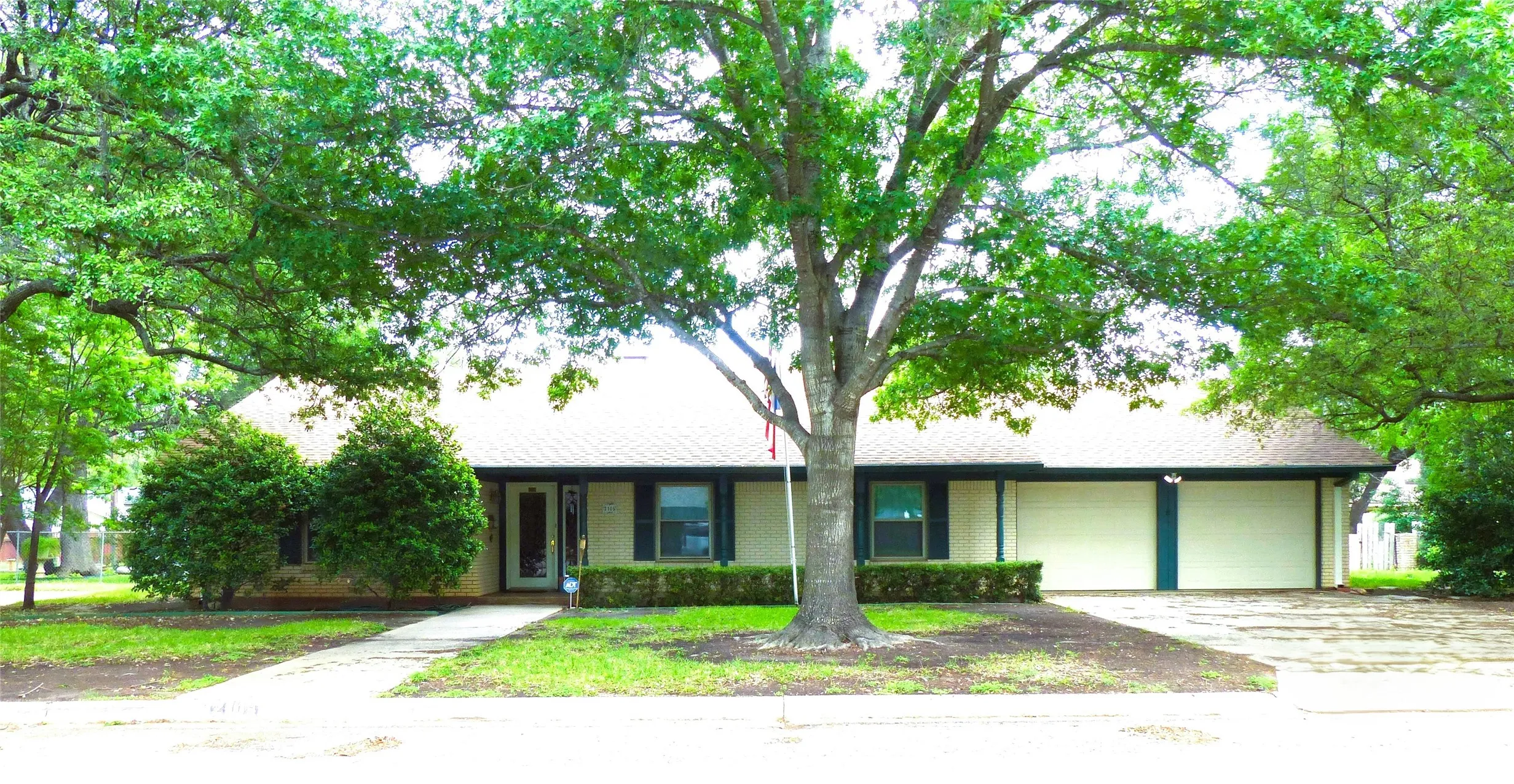 Single Family Residence For Sale in Mc Culloch County , 2105 Stanton, Brady, Texas 76825, 3 Bedrooms, 2 Bathrooms, 2 Garage spaces, 2,064 Sqft, built in 1975, Price $289,000, mls#21244608, Real Estate Agent in Brady, Homes For Sale in Mc Culloch county, Homes For Sale in Brady, Realtor in Brady Texas, Real Estate Brokerage Independent Realty Texas, Luminita Cordes Realtor