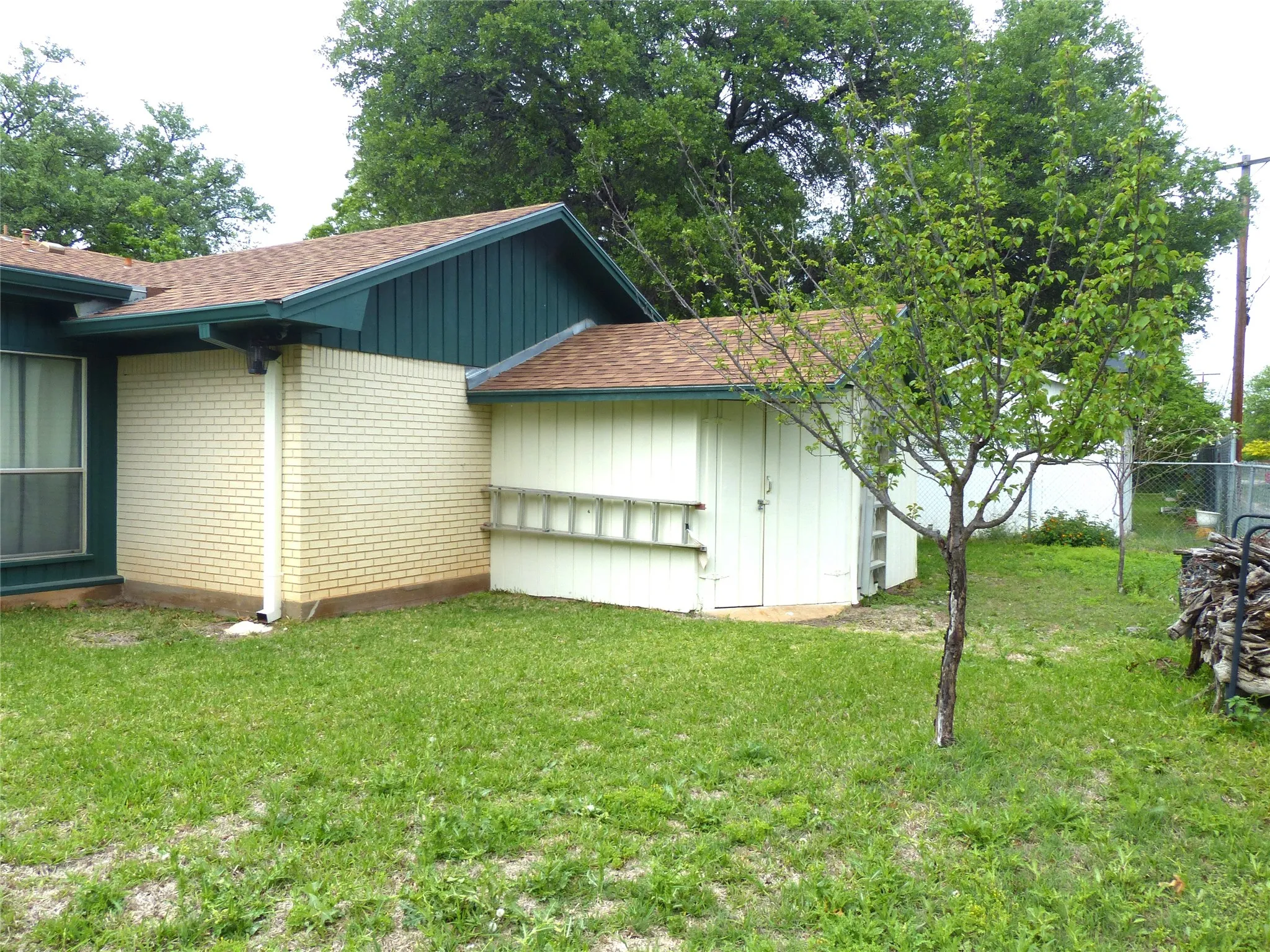 Single Family Residence For Sale in Mc Culloch County , 2105 Stanton, Brady, Texas 76825, 3 Bedrooms, 2 Bathrooms, 2 Garage spaces, 2,064 Sqft, built in 1975, Price $289,000, mls#21244608, Real Estate Agent in Brady, Homes For Sale in Mc Culloch county, Homes For Sale in Brady, Realtor in Brady Texas, Real Estate Brokerage Independent Realty Texas, Luminita Cordes Realtor